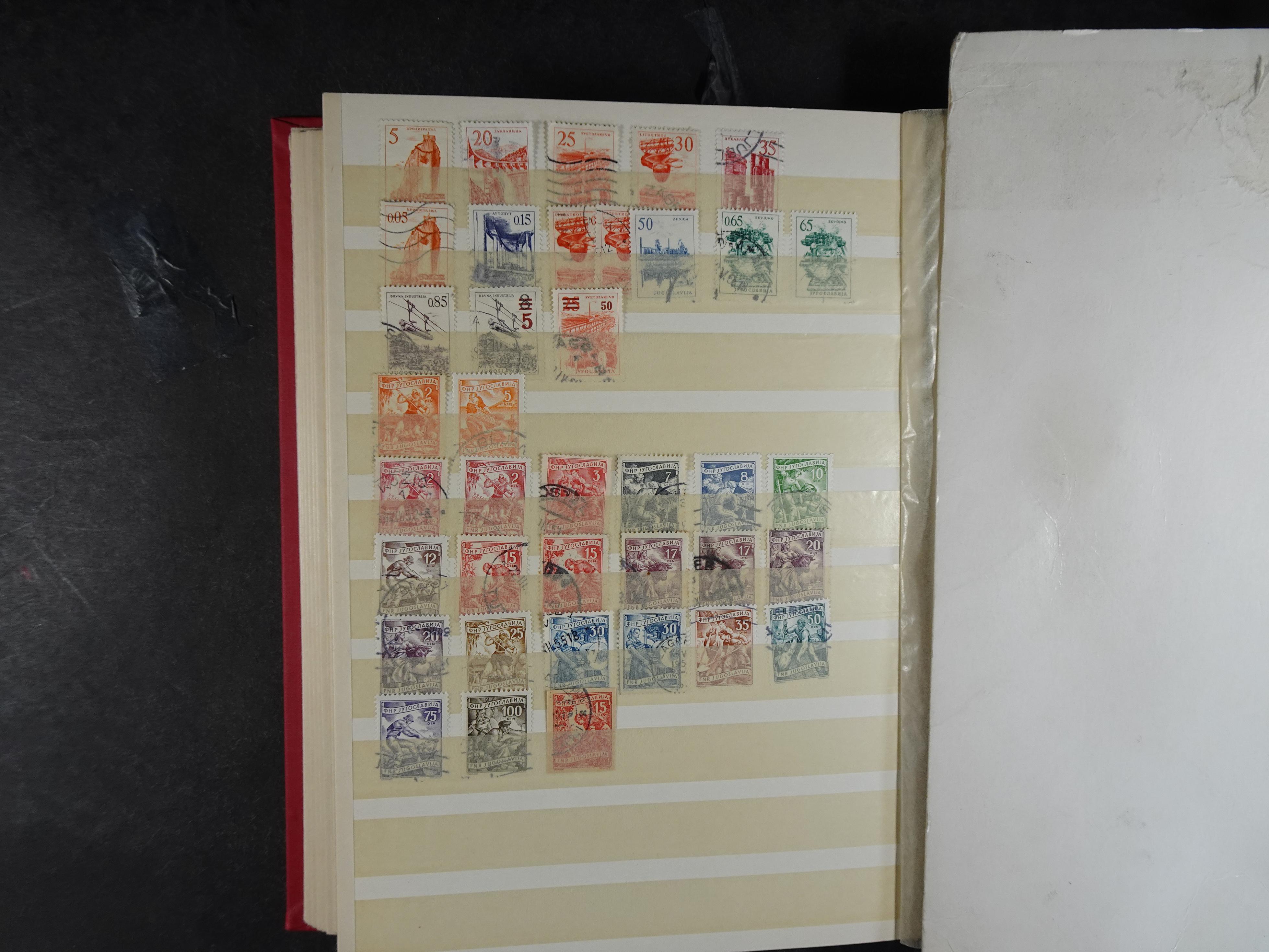 Mooie collectie Joegoslavië, waar onder betere zegels en series, deels postfris.
Veel porto.  20