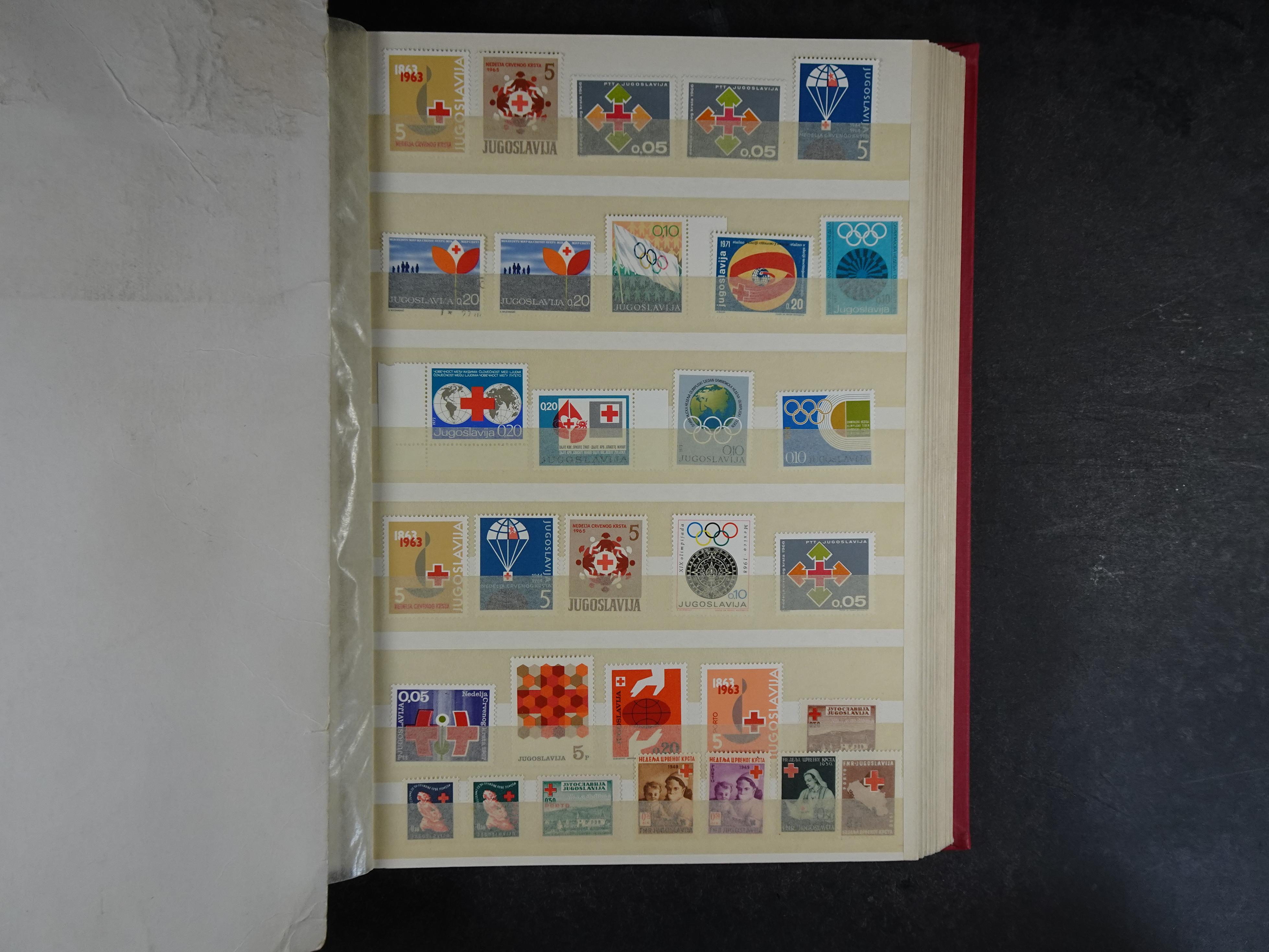 Mooie collectie Joegoslavië, waar onder betere zegels en series, deels postfris.
Veel porto.  21