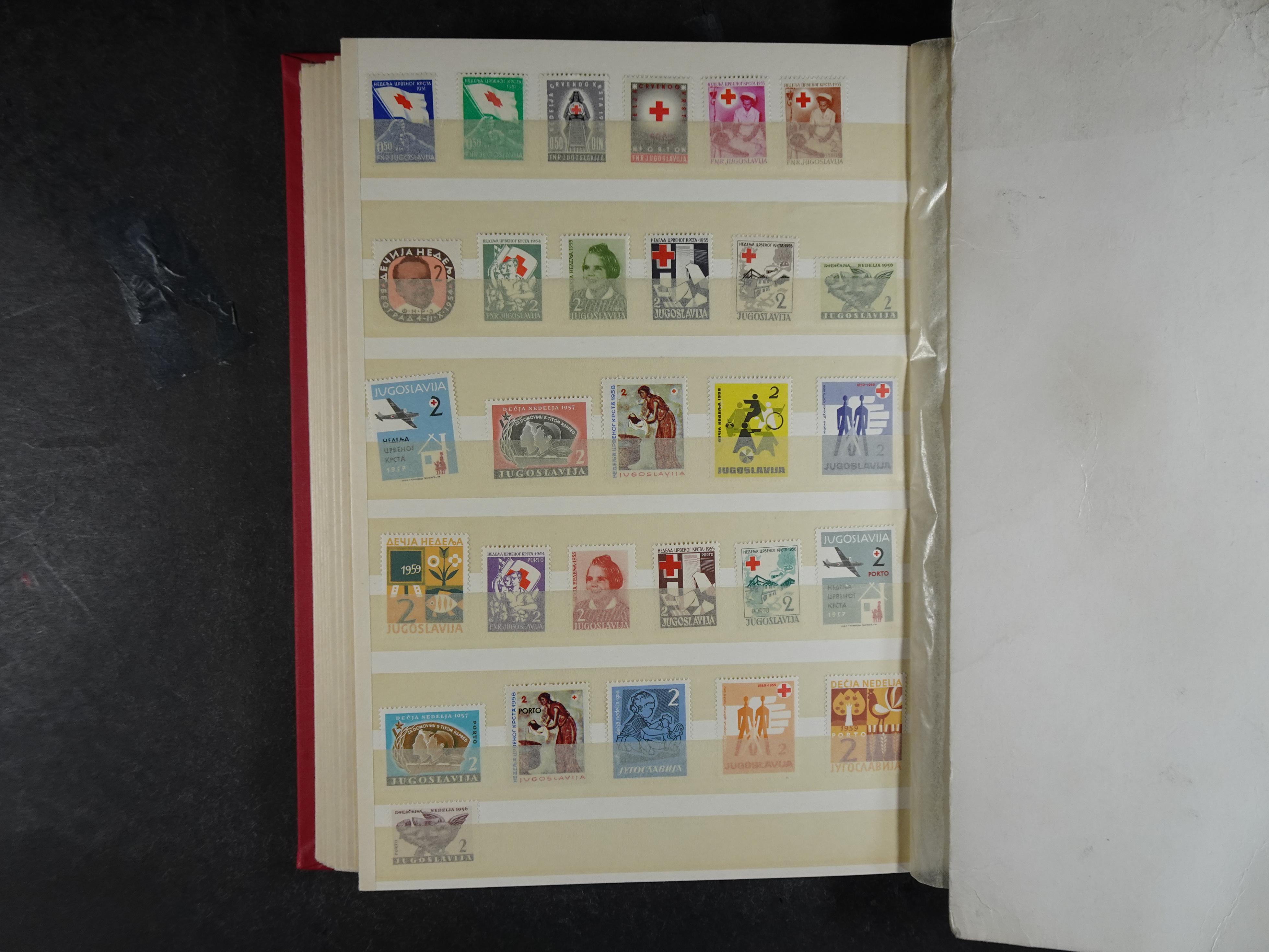 Mooie collectie Joegoslavië, waar onder betere zegels en series, deels postfris.
Veel porto.  22