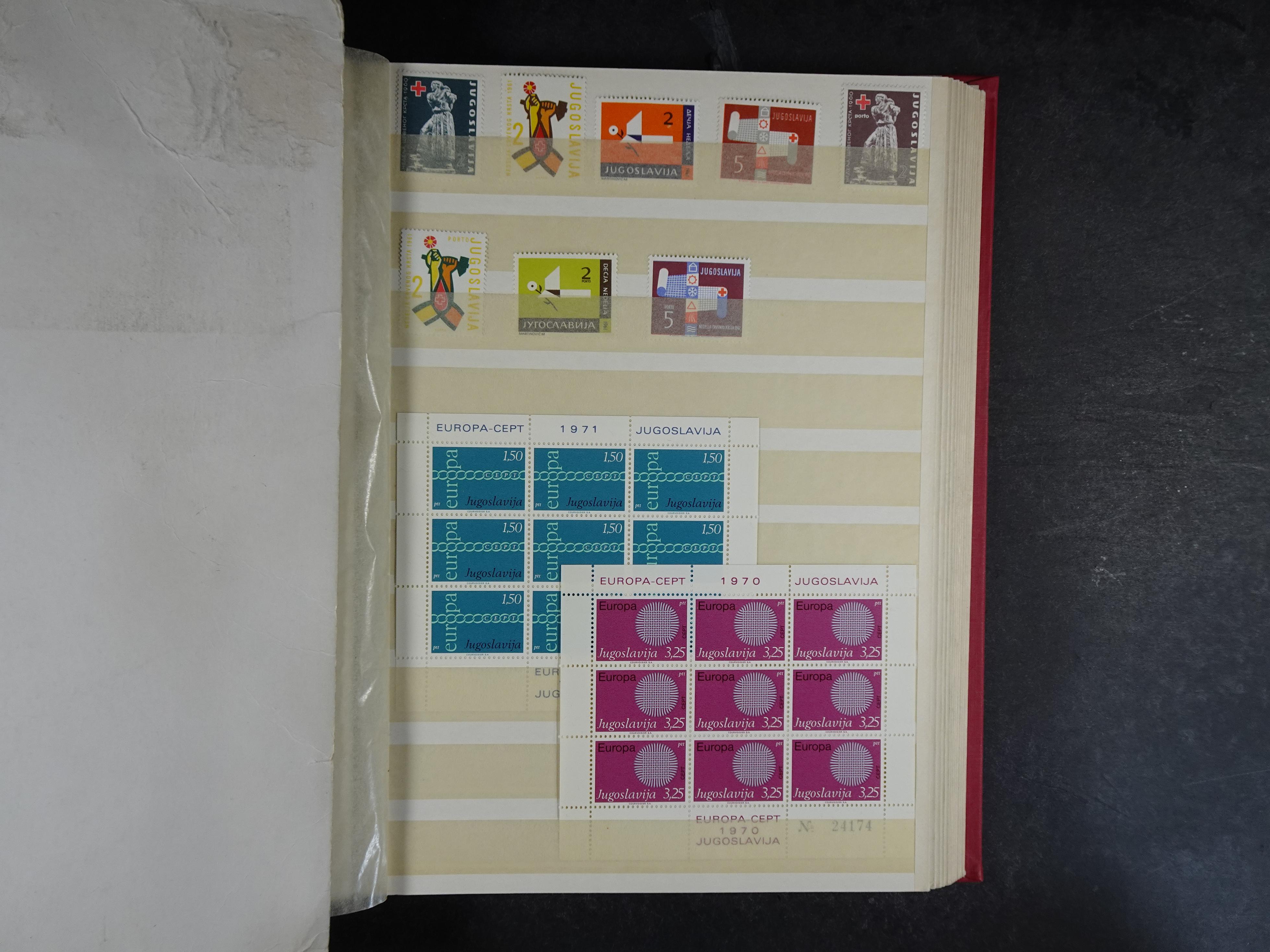 Mooie collectie Joegoslavië, waar onder betere zegels en series, deels postfris.
Veel porto.  23