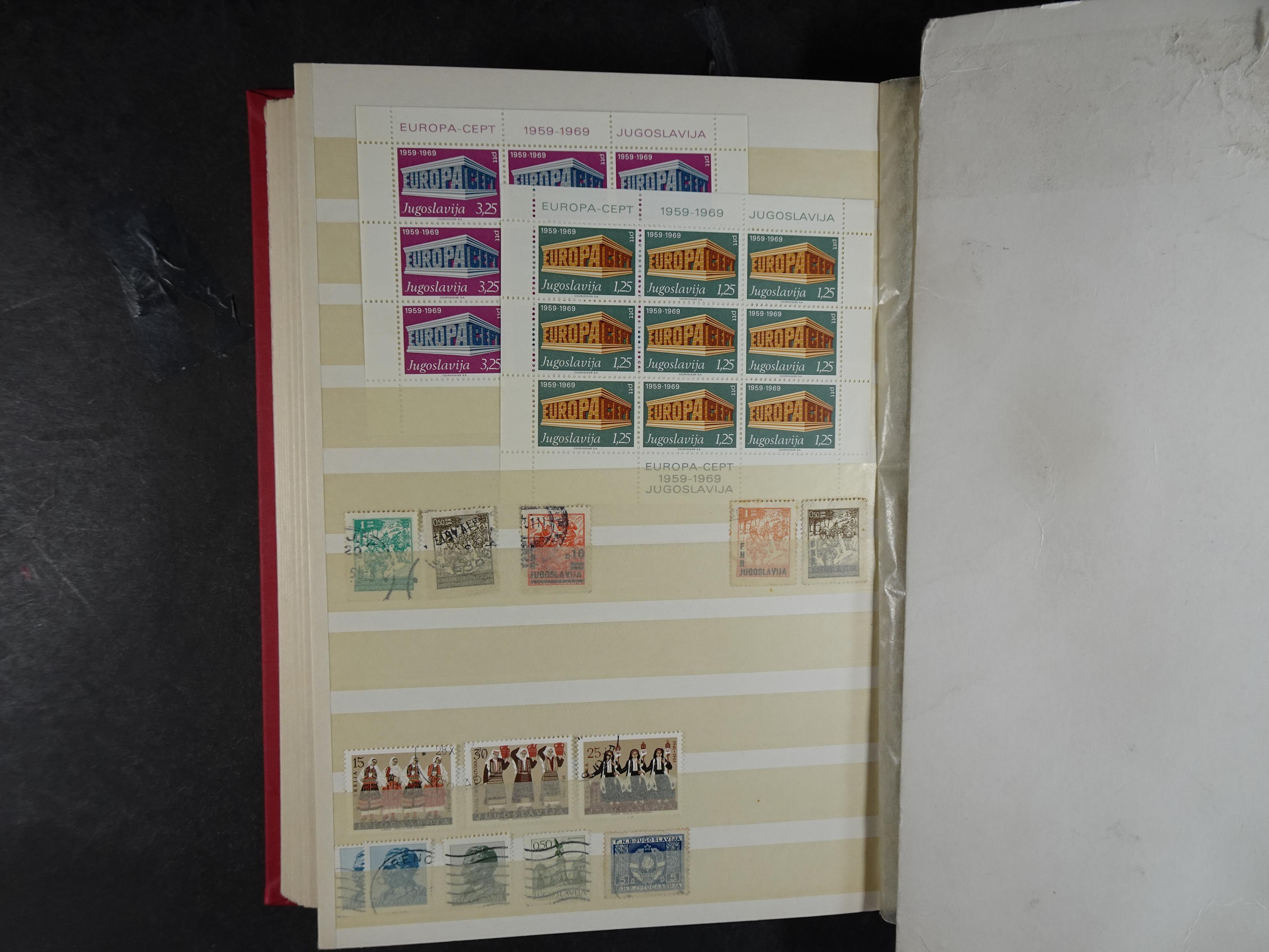 Mooie collectie Joegoslavië, waar onder betere zegels en series, deels postfris.
Veel porto.  24