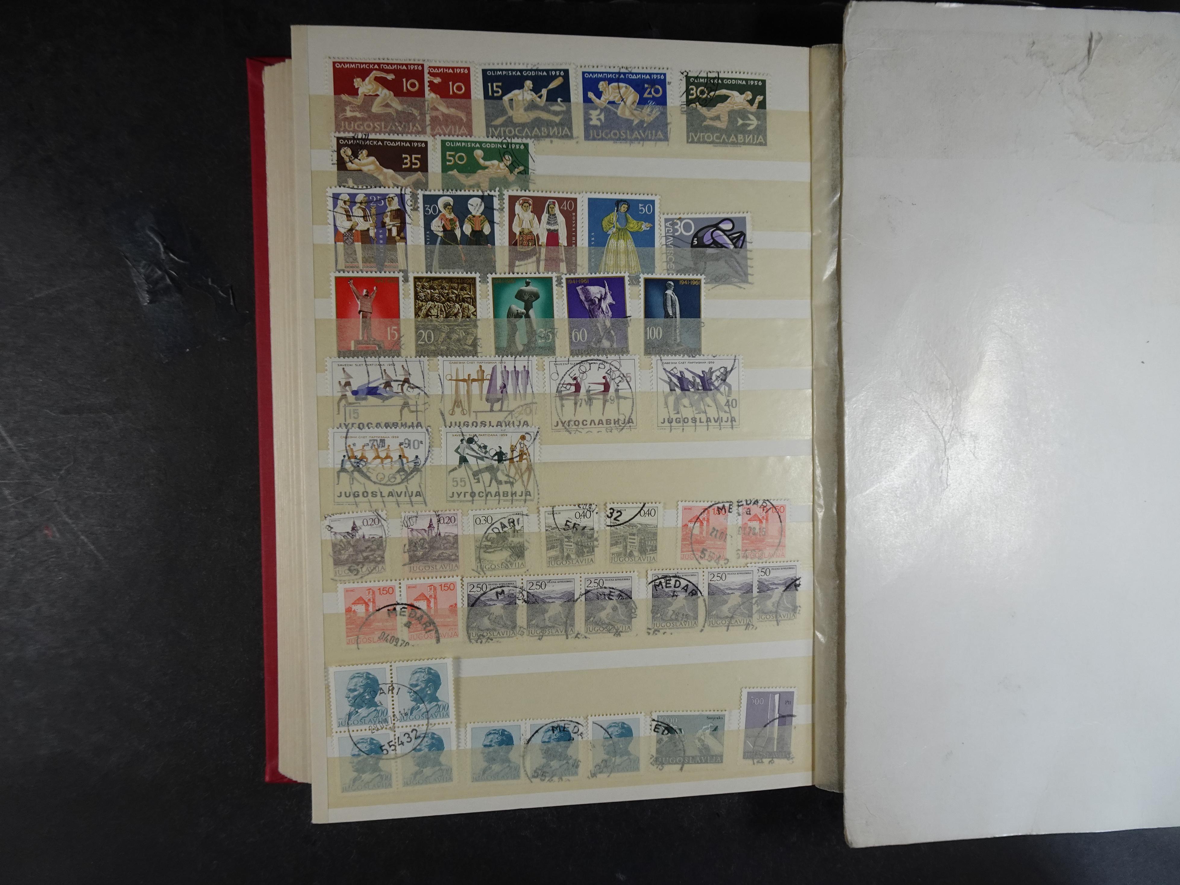 Mooie collectie Joegoslavië, waar onder betere zegels en series, deels postfris.
Veel porto.  26