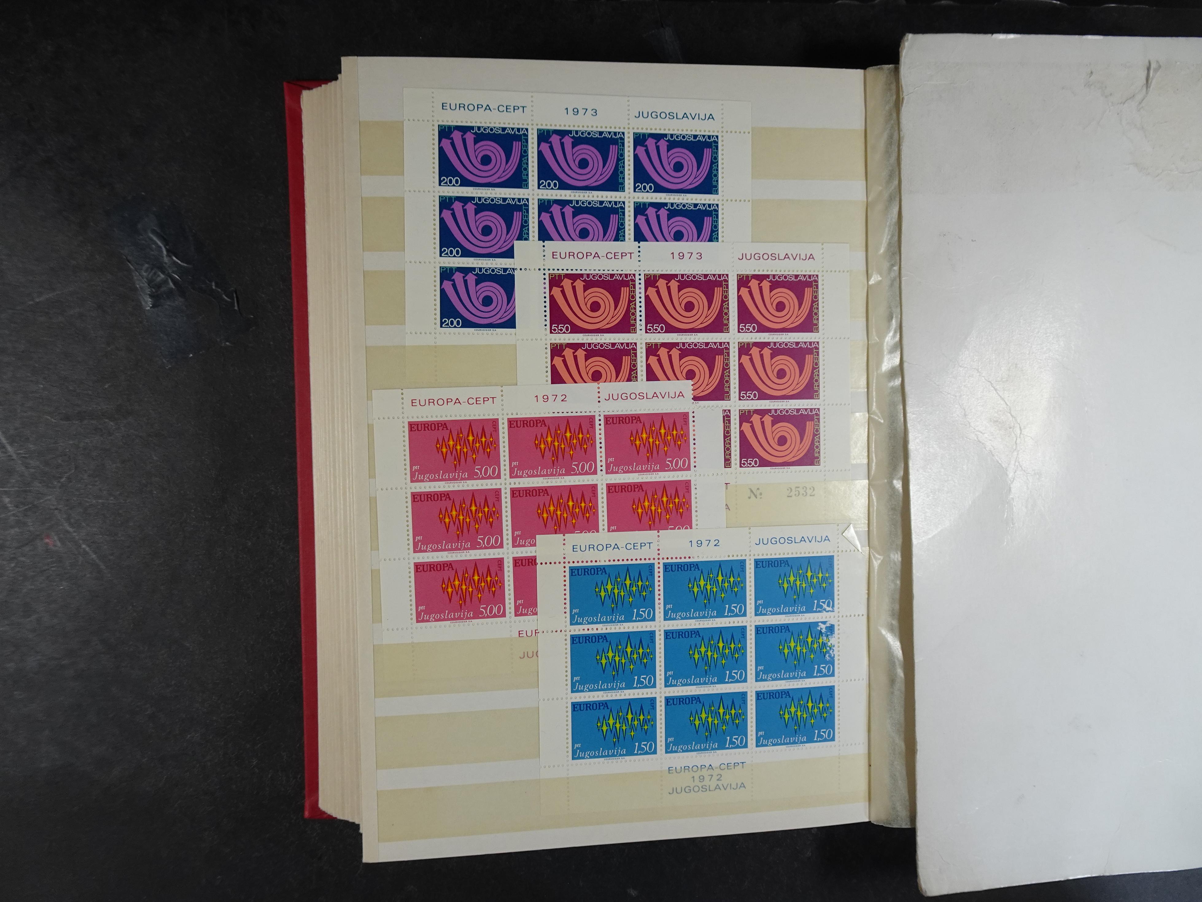 Mooie collectie Joegoslavië, waar onder betere zegels en series, deels postfris.
Veel porto.  28