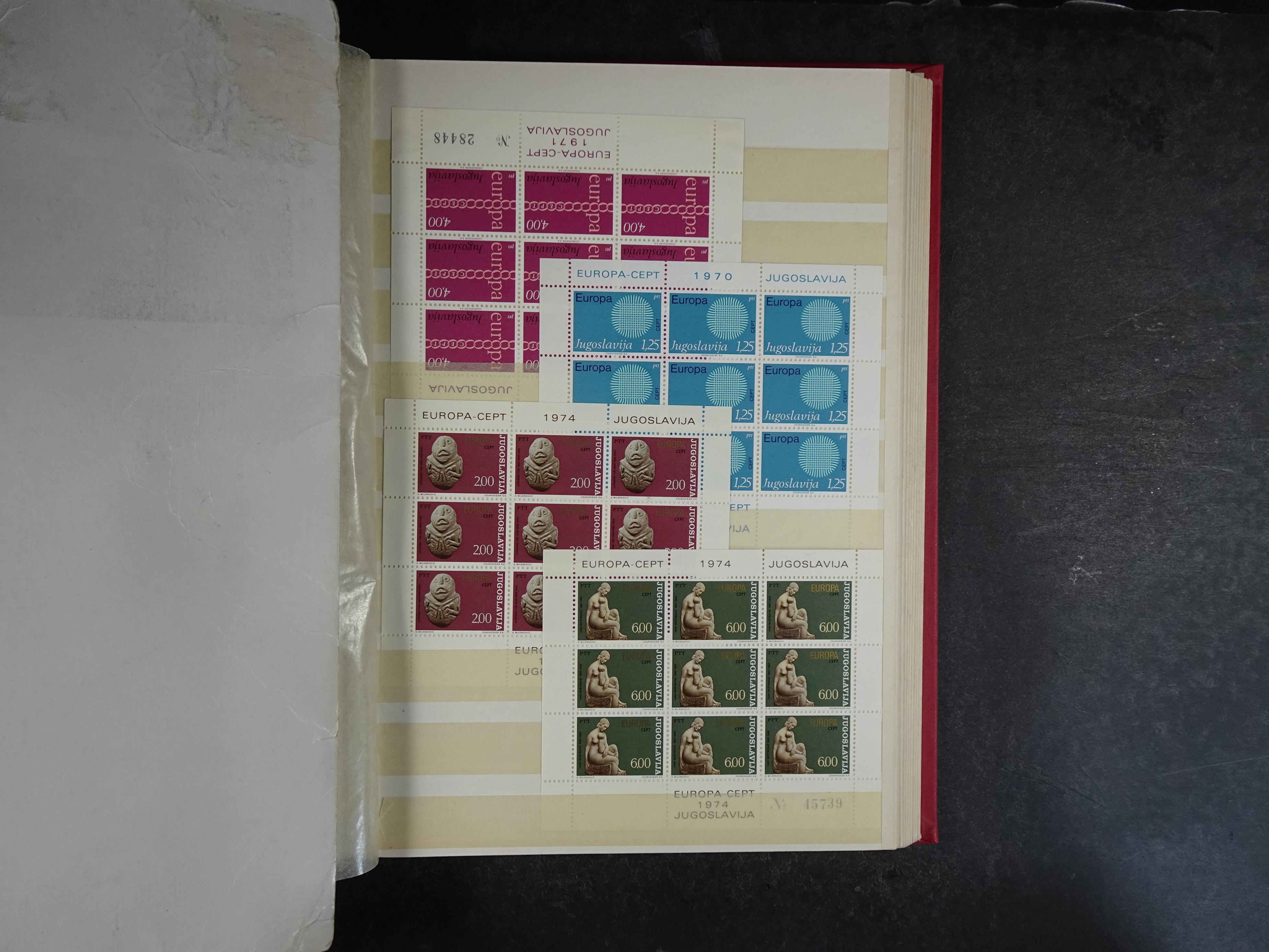Mooie collectie Joegoslavië, waar onder betere zegels en series, deels postfris.
Veel porto.  29