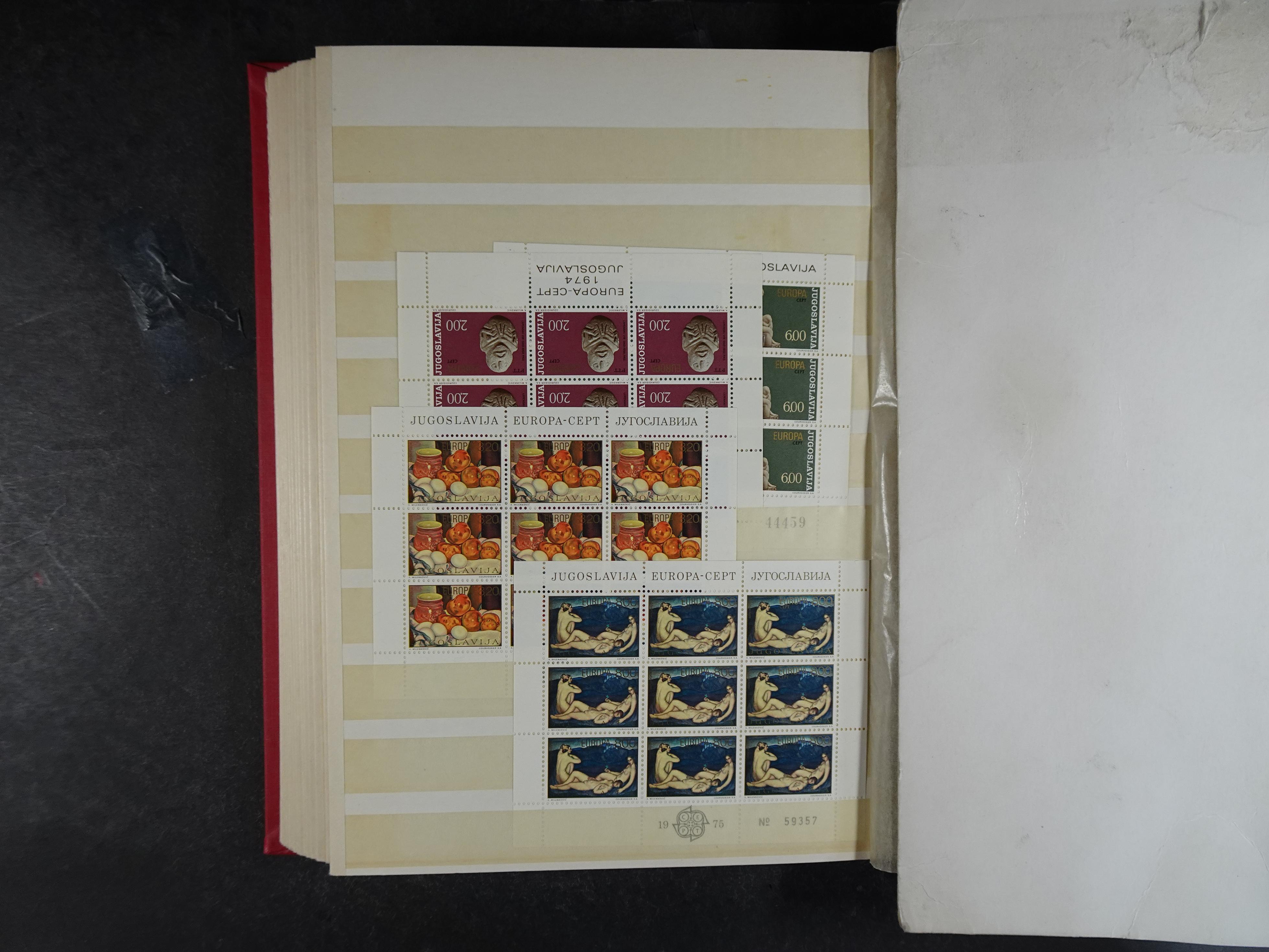 Mooie collectie Joegoslavië, waar onder betere zegels en series, deels postfris.
Veel porto.  30