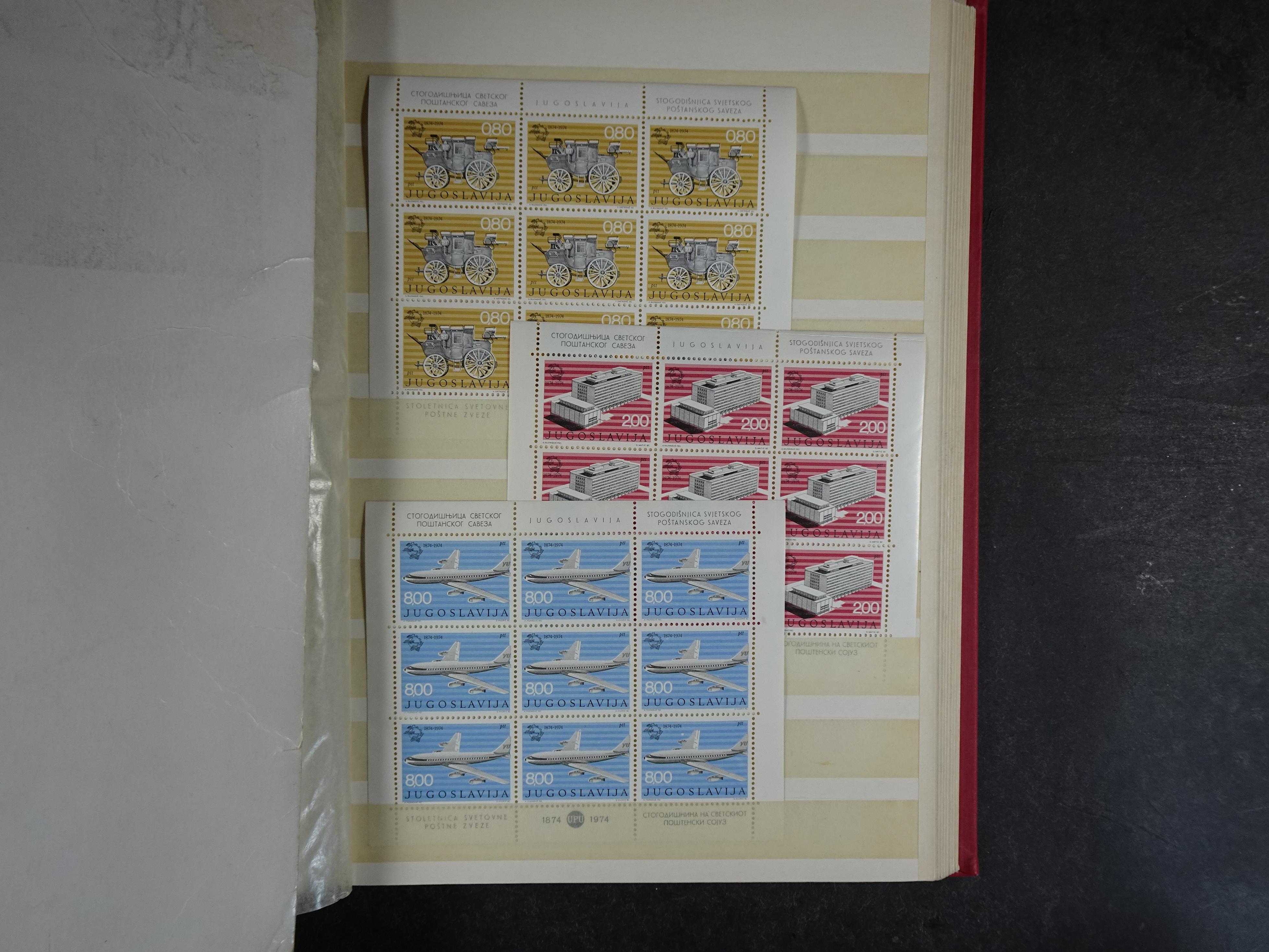 Mooie collectie Joegoslavië, waar onder betere zegels en series, deels postfris.
Veel porto.  31