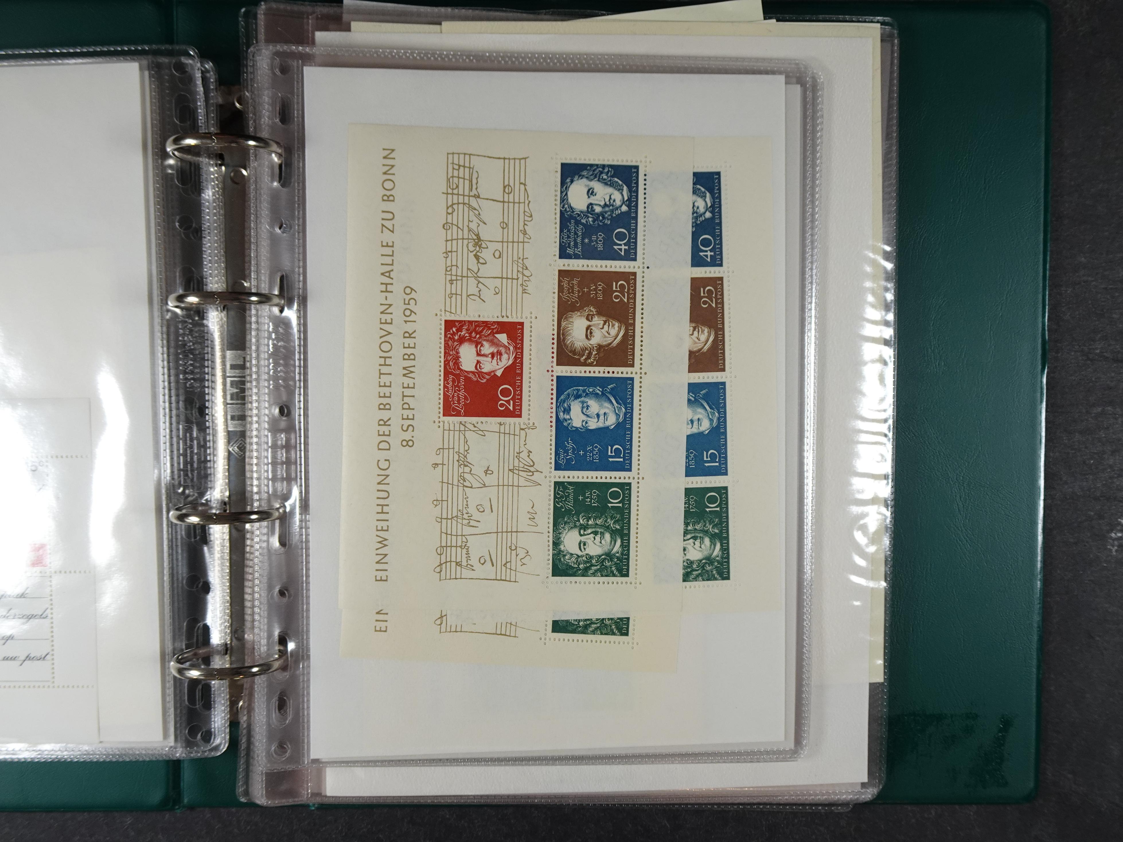 Doos postfrisse materiaal. 
Enorme hoeveelheid onder andere Joegoslavië. Liechtenstein. Etc.
Koopje. 8