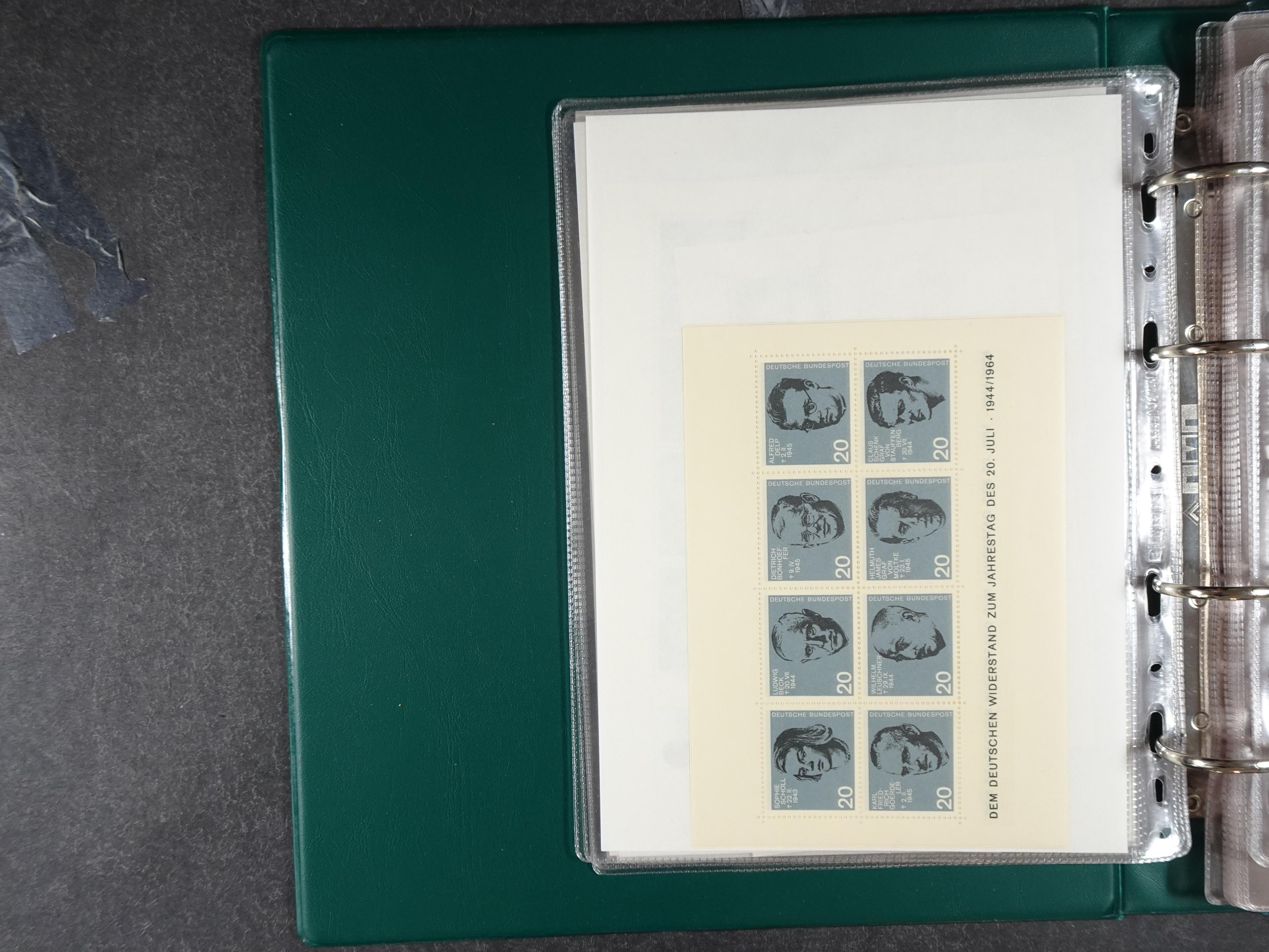 Doos postfrisse materiaal. 
Enorme hoeveelheid onder andere Joegoslavië. Liechtenstein. Etc.
Koopje. 9