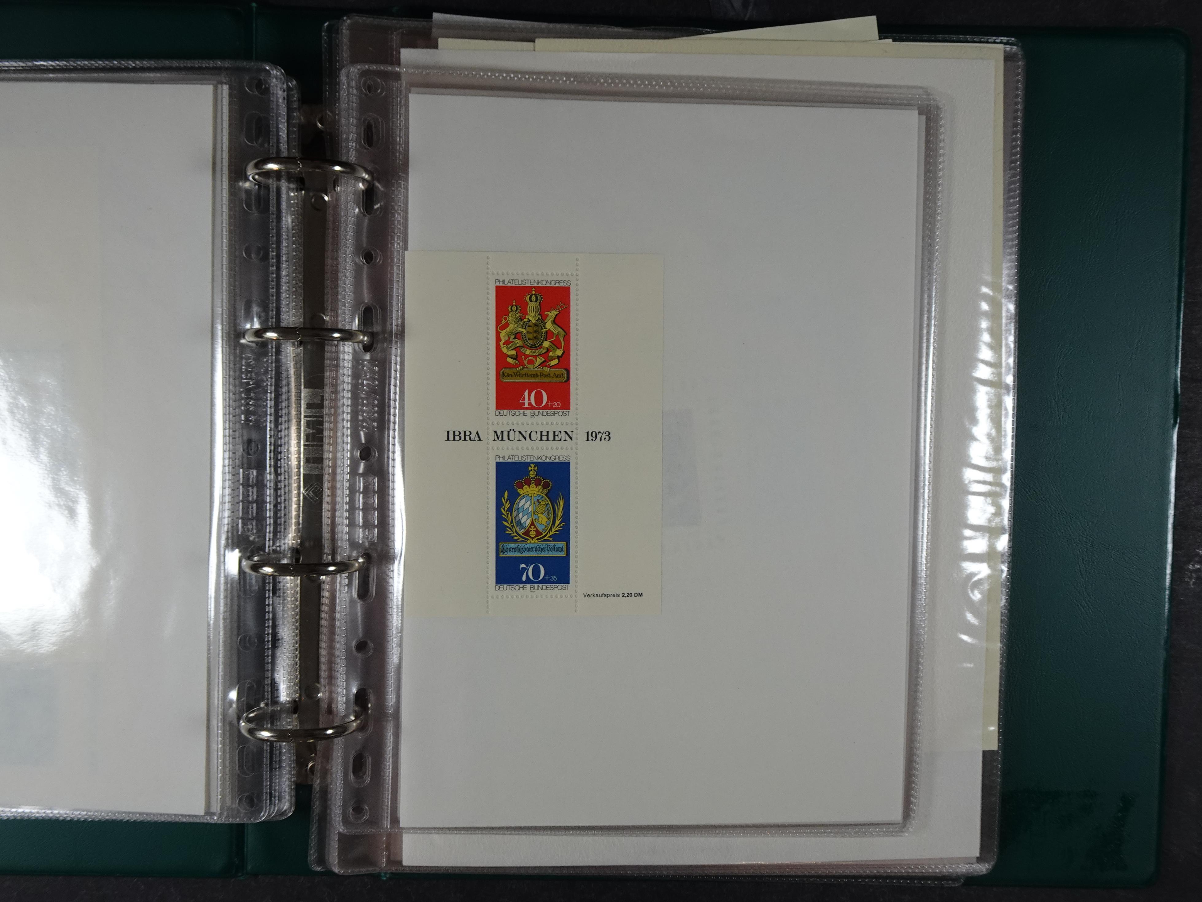 Doos postfrisse materiaal. 
Enorme hoeveelheid onder andere Joegoslavië. Liechtenstein. Etc.
Koopje. 11