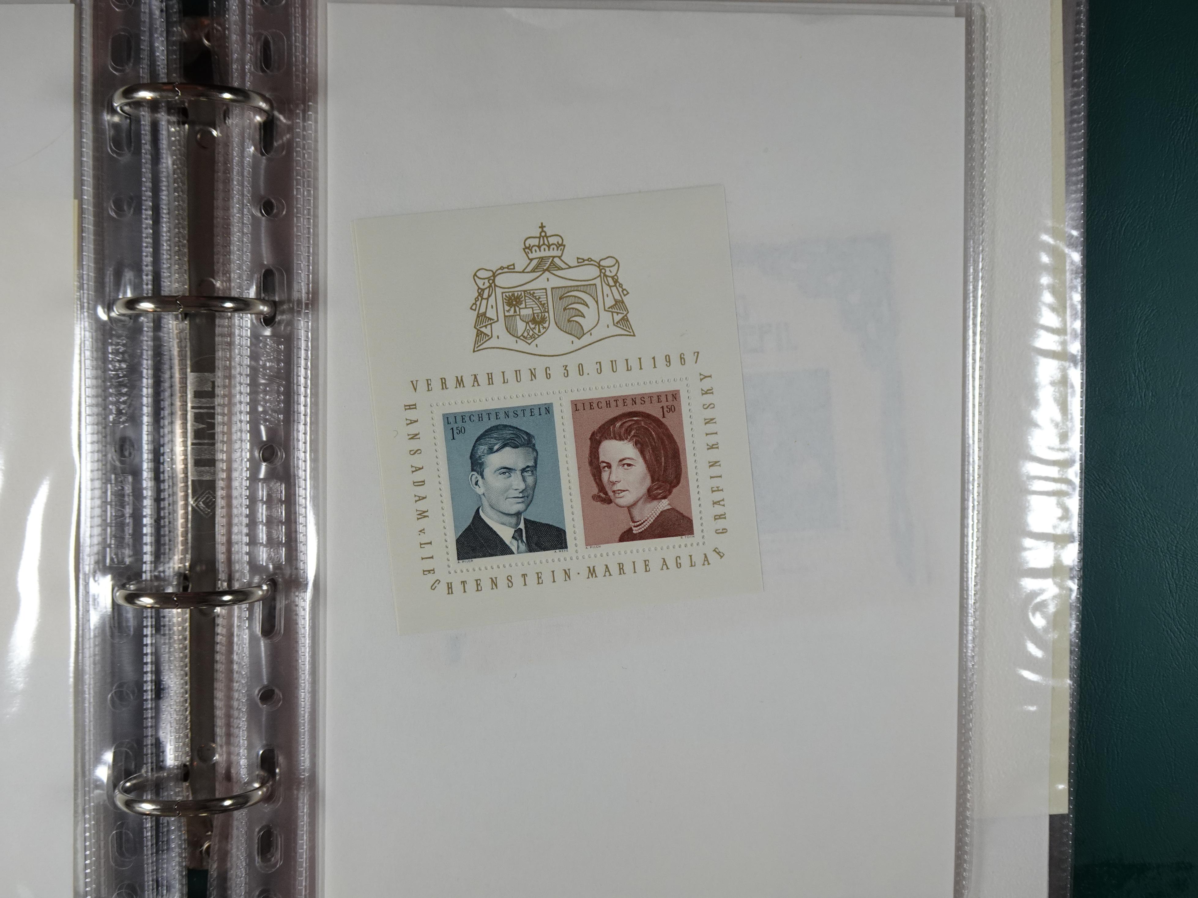 Doos postfrisse materiaal. 
Enorme hoeveelheid onder andere Joegoslavië. Liechtenstein. Etc.
Koopje. 12