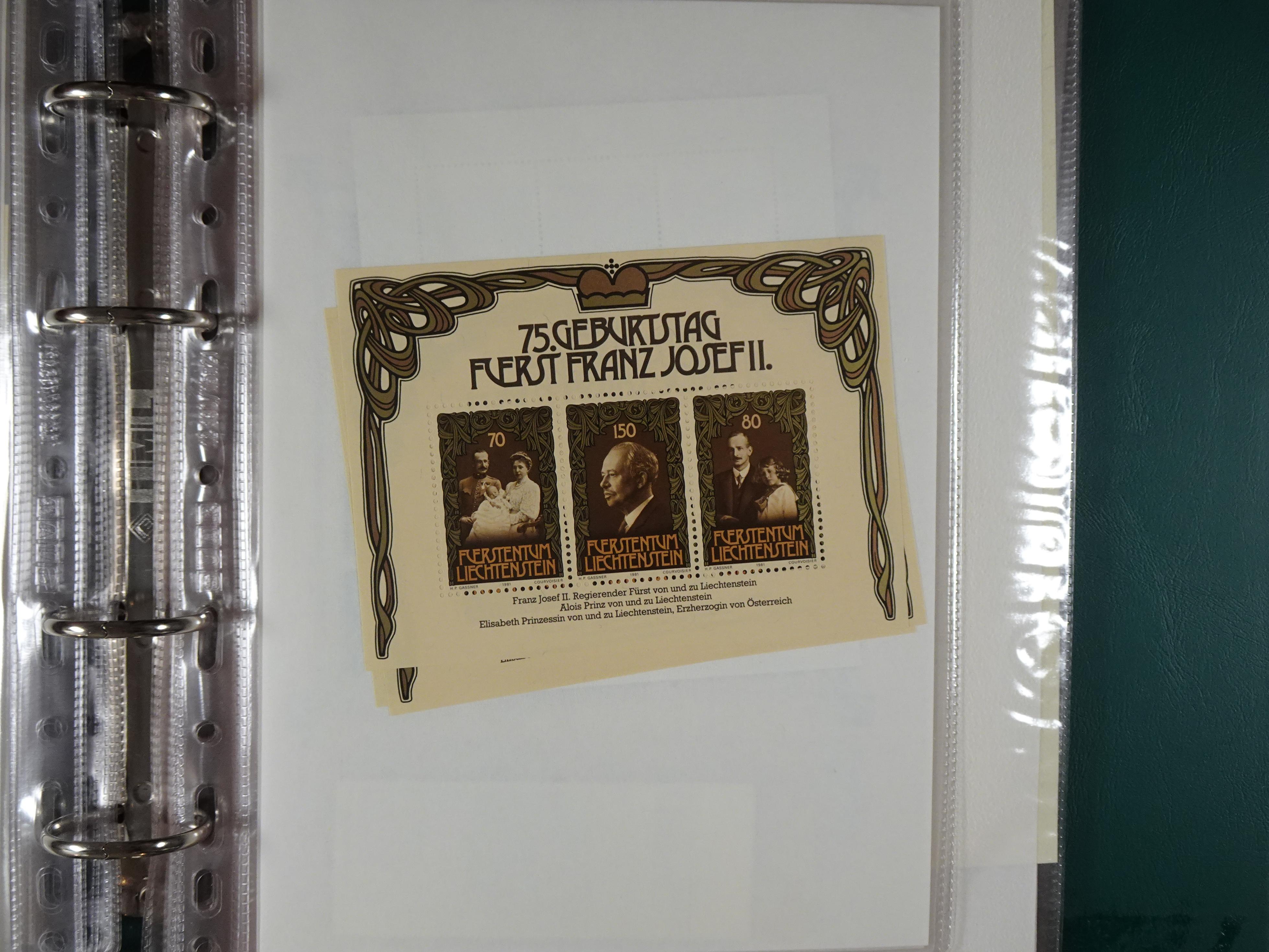 Doos postfrisse materiaal. 
Enorme hoeveelheid onder andere Joegoslavië. Liechtenstein. Etc.
Koopje. 13