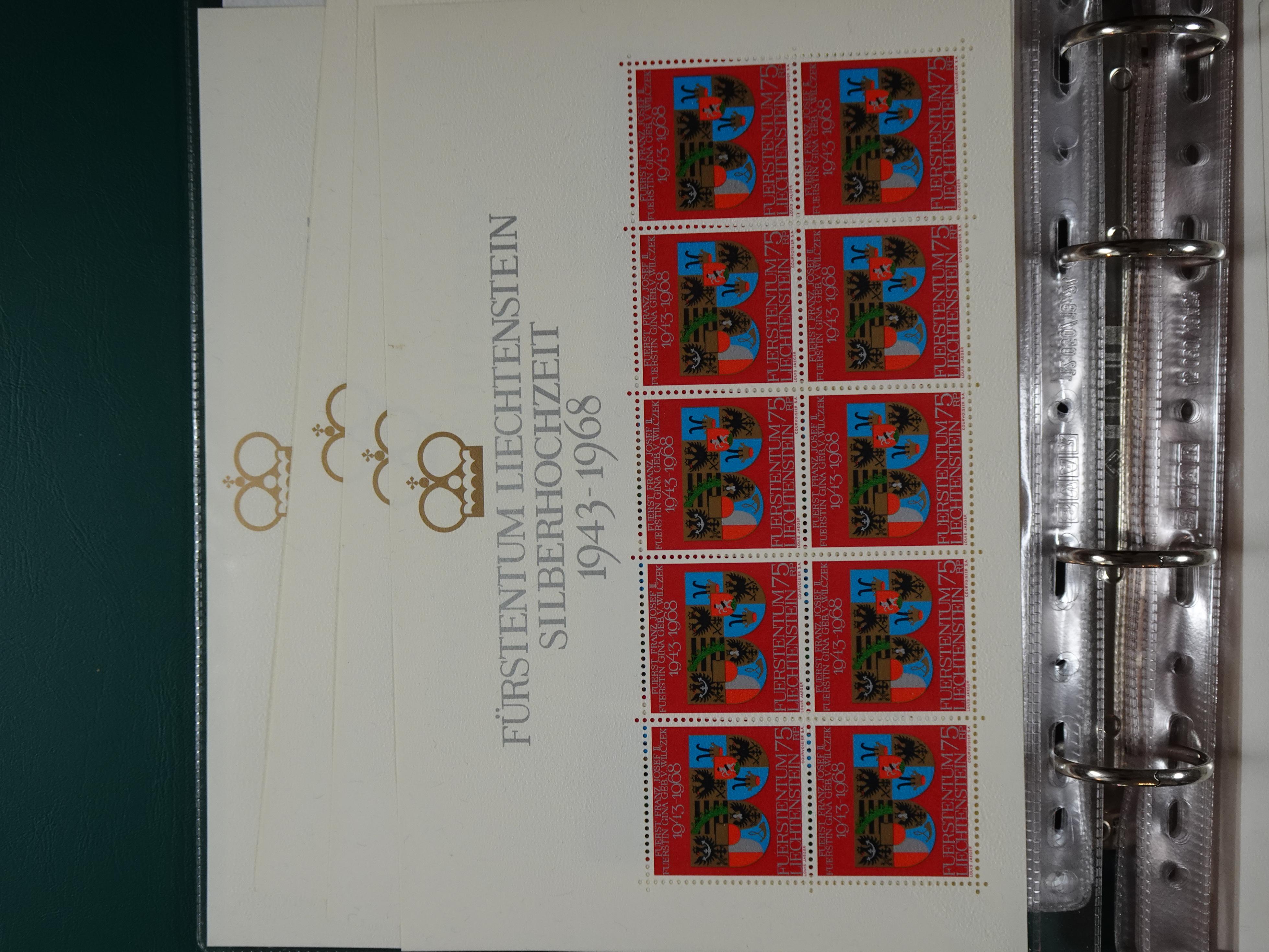 Doos postfrisse materiaal. 
Enorme hoeveelheid onder andere Joegoslavië. Liechtenstein. Etc.
Koopje. 17