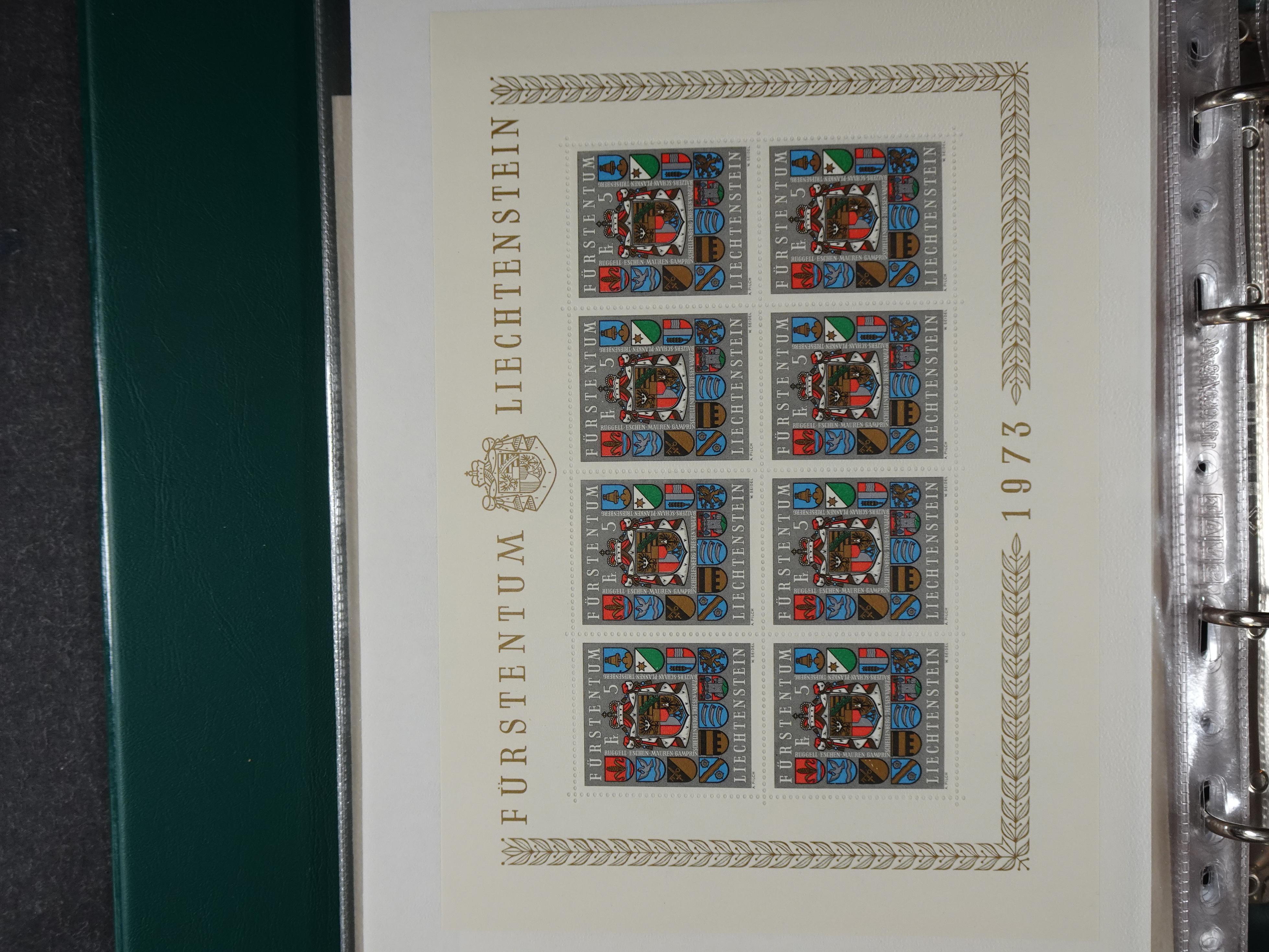 Doos postfrisse materiaal. 
Enorme hoeveelheid onder andere Joegoslavië. Liechtenstein. Etc.
Koopje. 19