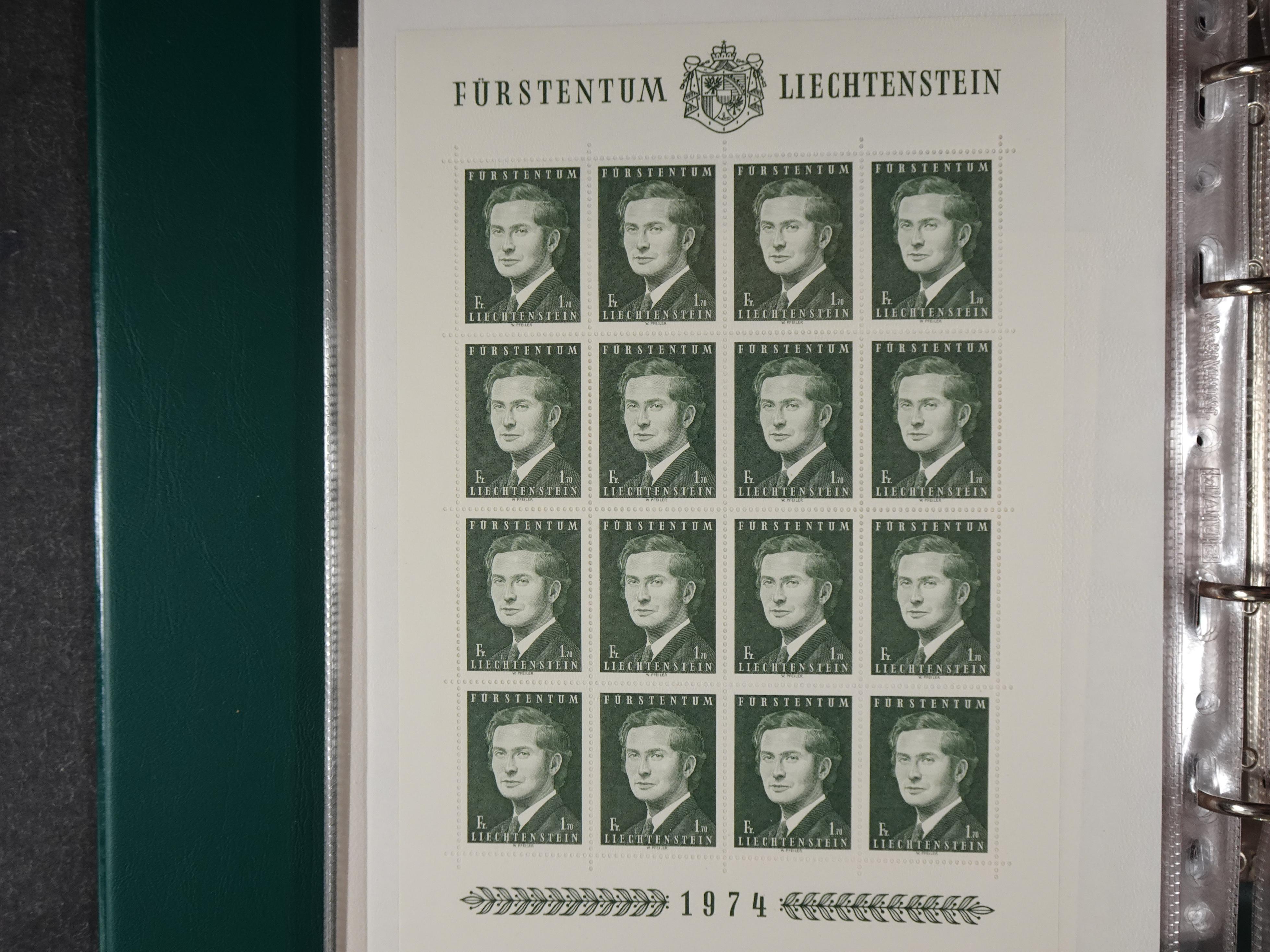 Doos postfrisse materiaal. 
Enorme hoeveelheid onder andere Joegoslavië. Liechtenstein. Etc.
Koopje. 21