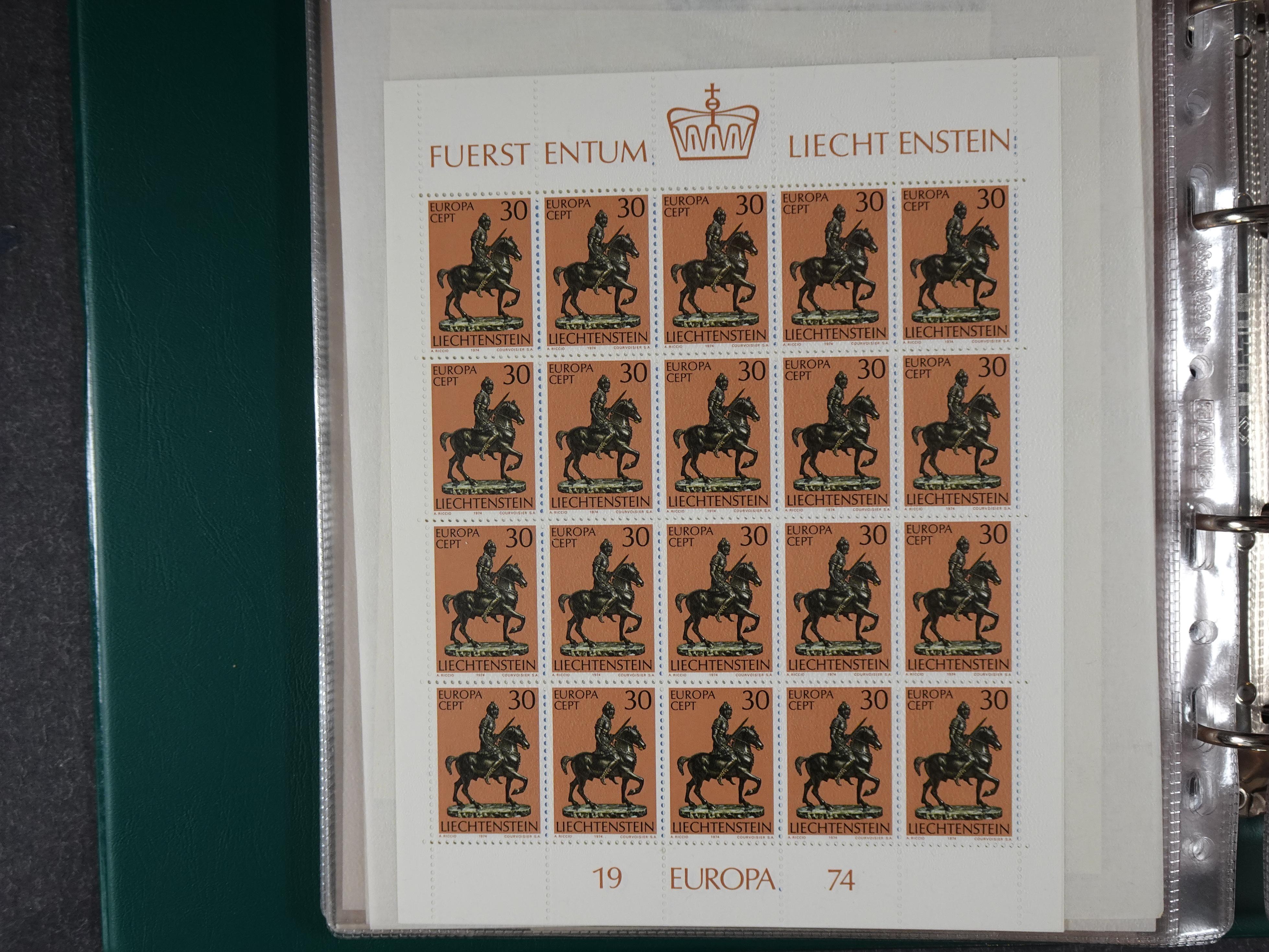 Doos postfrisse materiaal. 
Enorme hoeveelheid onder andere Joegoslavië. Liechtenstein. Etc.
Koopje. 23