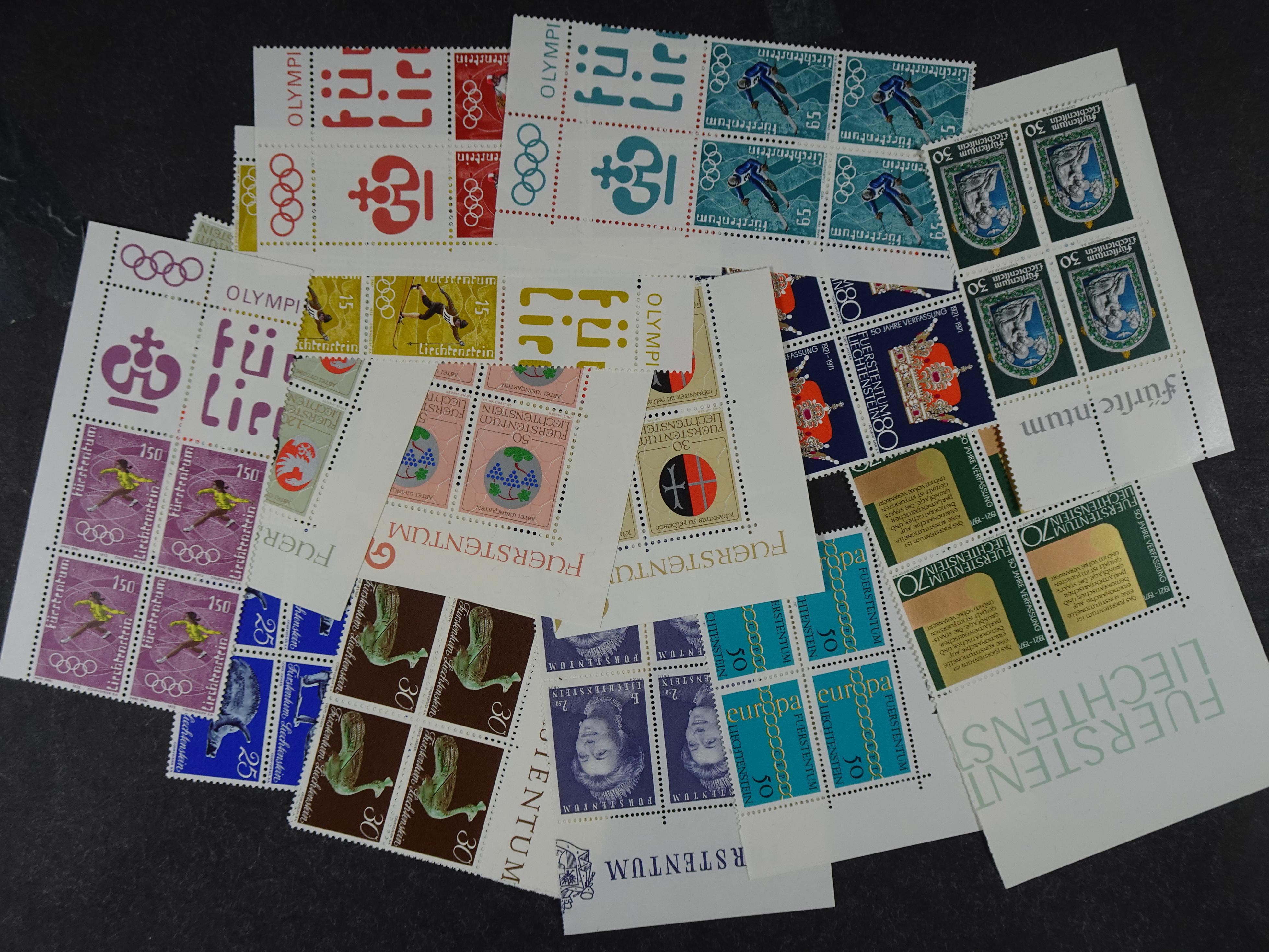 Doos postfrisse materiaal. 
Enorme hoeveelheid onder andere Joegoslavië. Liechtenstein. Etc.
Koopje. 42