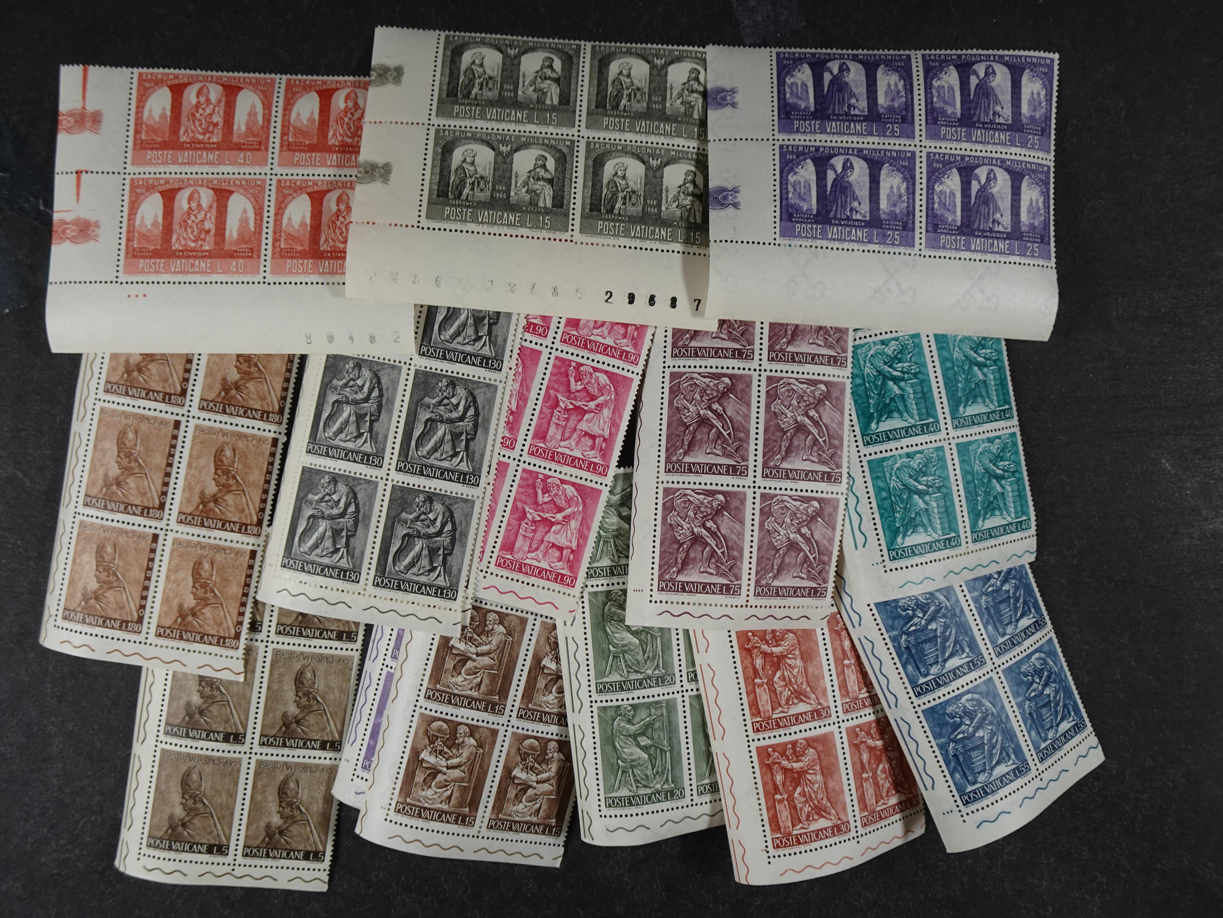 Doos postfrisse materiaal. 
Enorme hoeveelheid onder andere Joegoslavië. Liechtenstein. Etc.
Koopje. 43