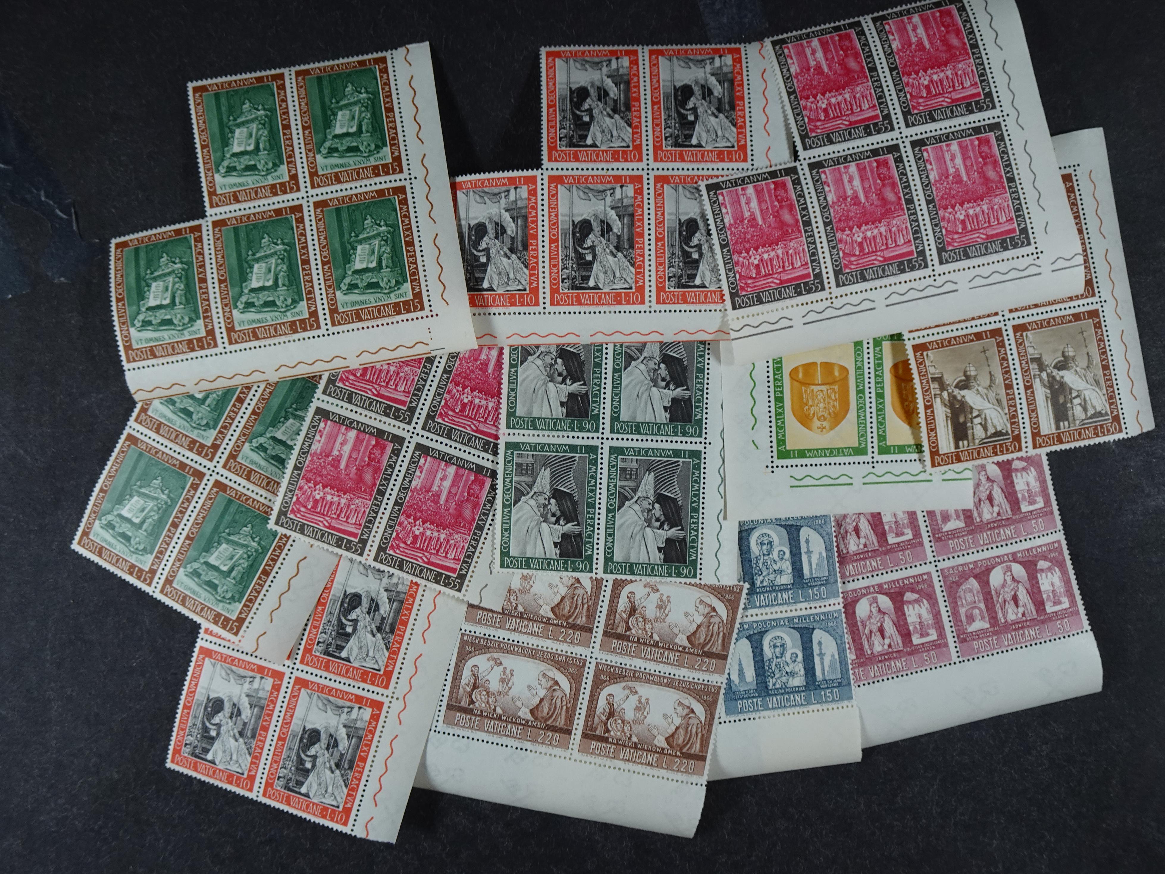 Doos postfrisse materiaal. 
Enorme hoeveelheid onder andere Joegoslavië. Liechtenstein. Etc.
Koopje. 44