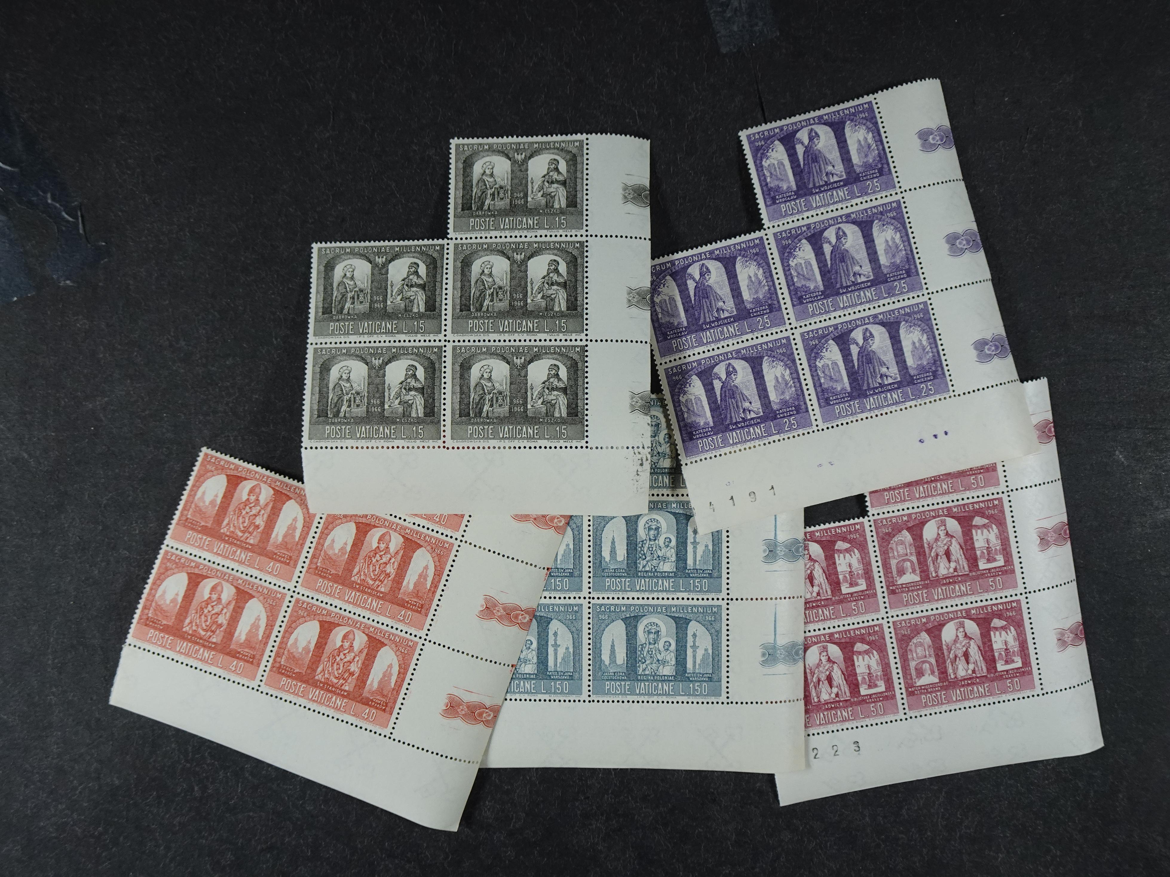 Doos postfrisse materiaal. 
Enorme hoeveelheid onder andere Joegoslavië. Liechtenstein. Etc.
Koopje. 46