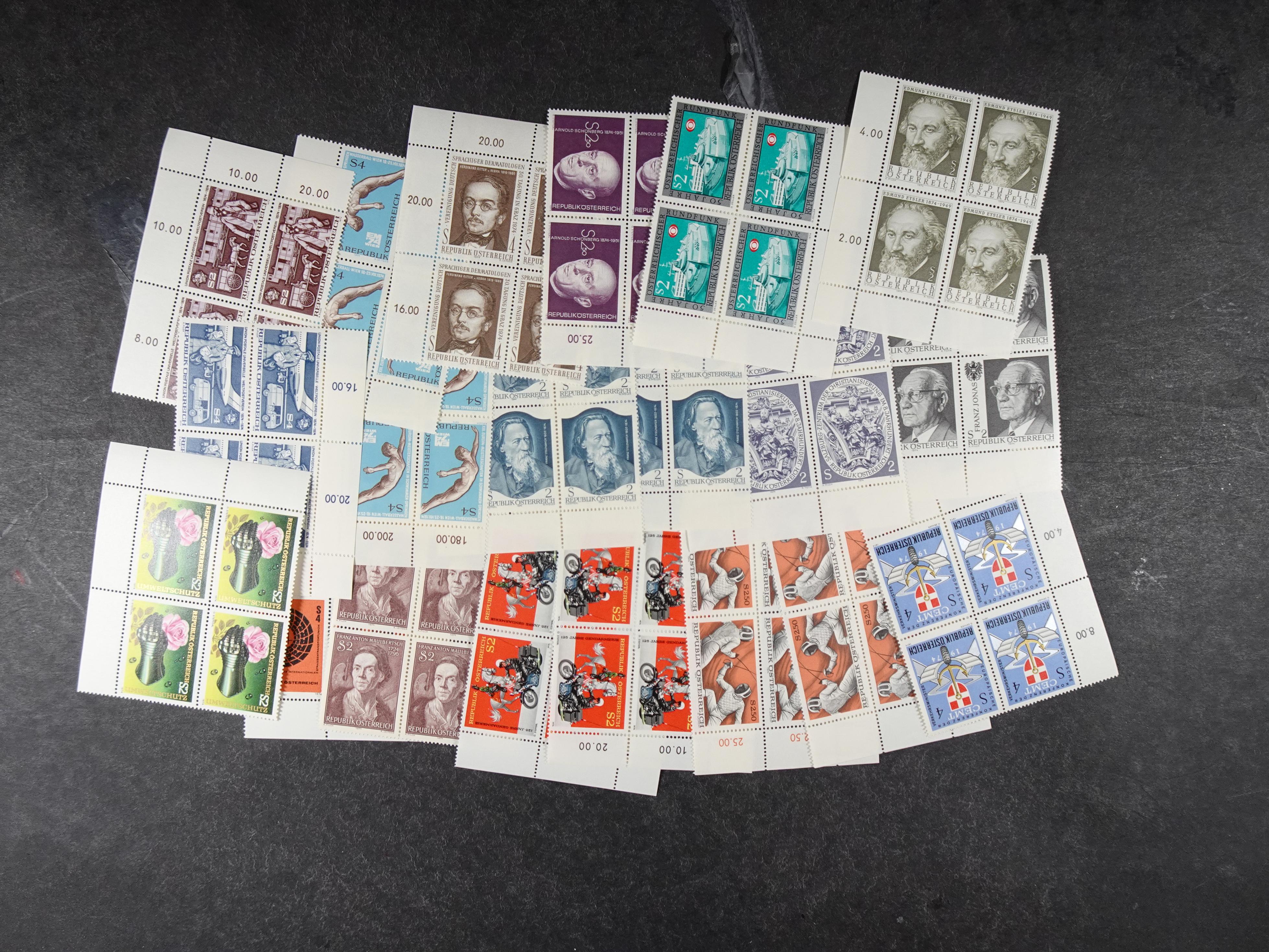 Doos postfrisse materiaal. 
Enorme hoeveelheid onder andere Joegoslavië. Liechtenstein. Etc.
Koopje. 48