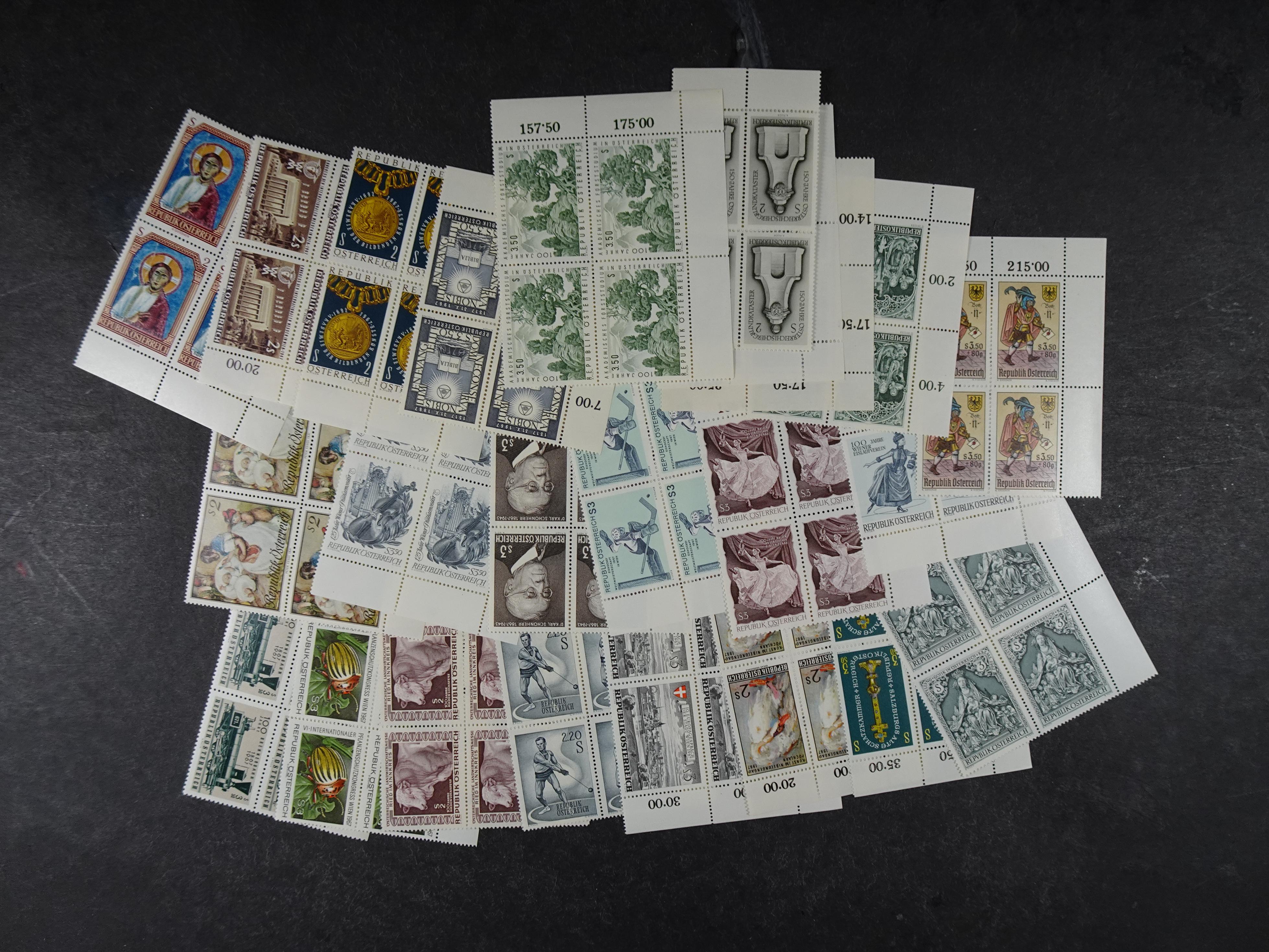 Doos postfrisse materiaal. 
Enorme hoeveelheid onder andere Joegoslavië. Liechtenstein. Etc.
Koopje. 52