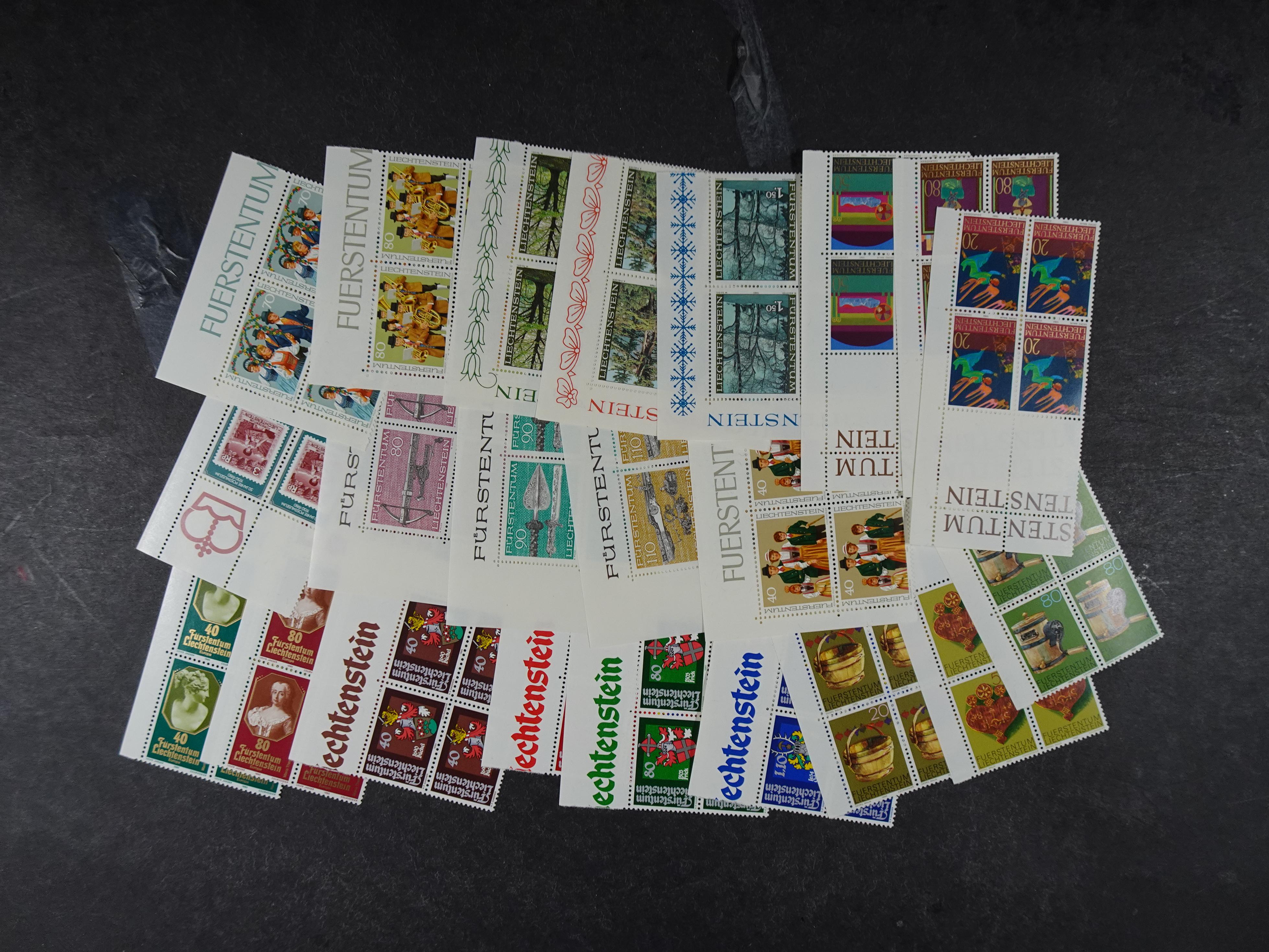 Doos postfrisse materiaal. 
Enorme hoeveelheid onder andere Joegoslavië. Liechtenstein. Etc.
Koopje. 54