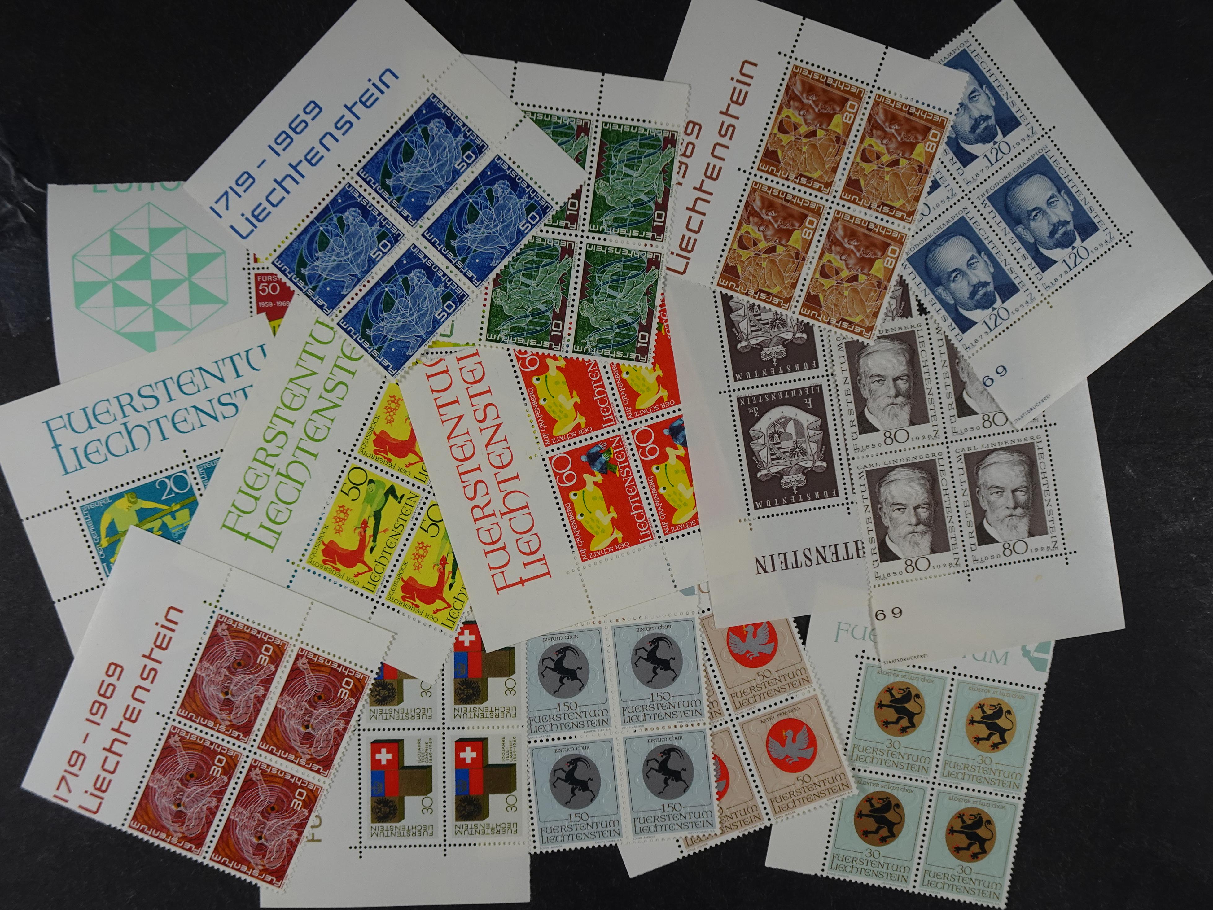 Doos postfrisse materiaal. 
Enorme hoeveelheid onder andere Joegoslavië. Liechtenstein. Etc.
Koopje. 58