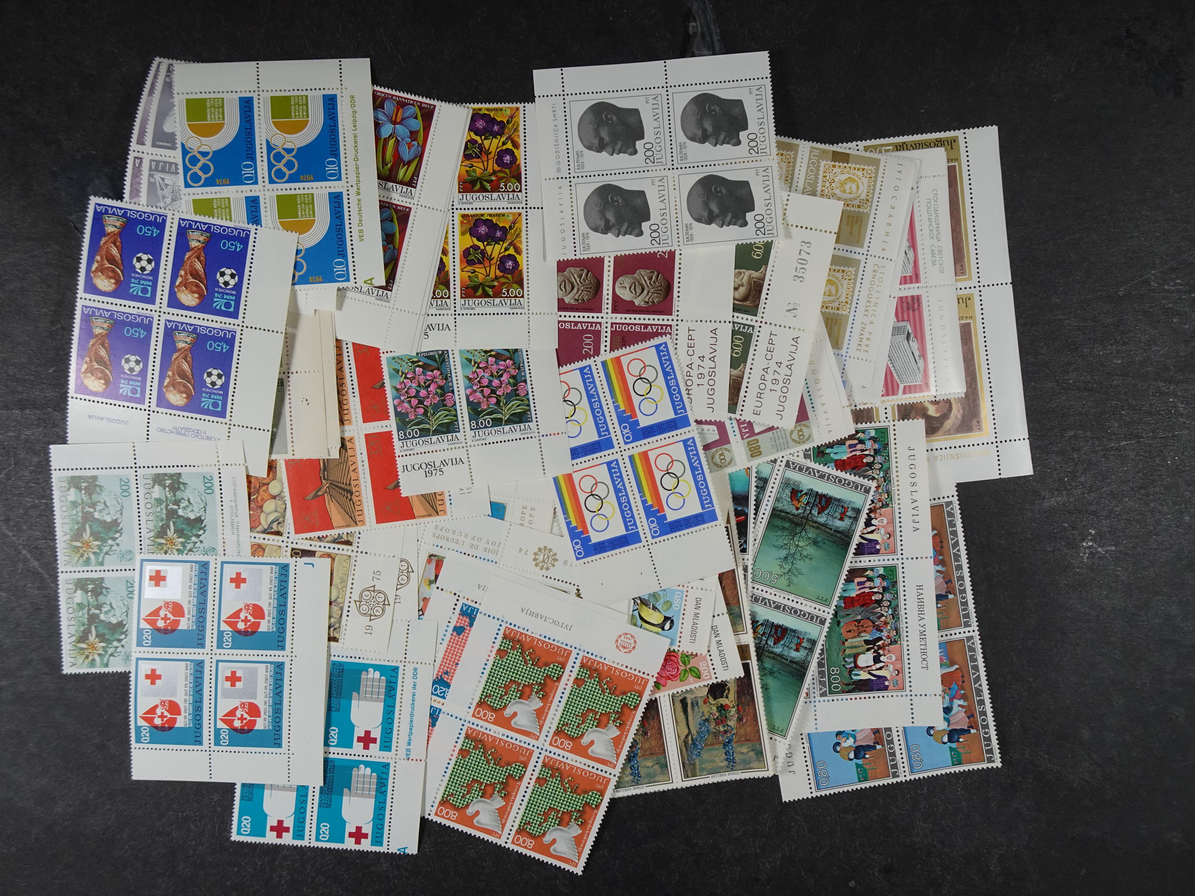 Doos postfrisse materiaal. 
Enorme hoeveelheid onder andere Joegoslavië. Liechtenstein. Etc.
Koopje. 60