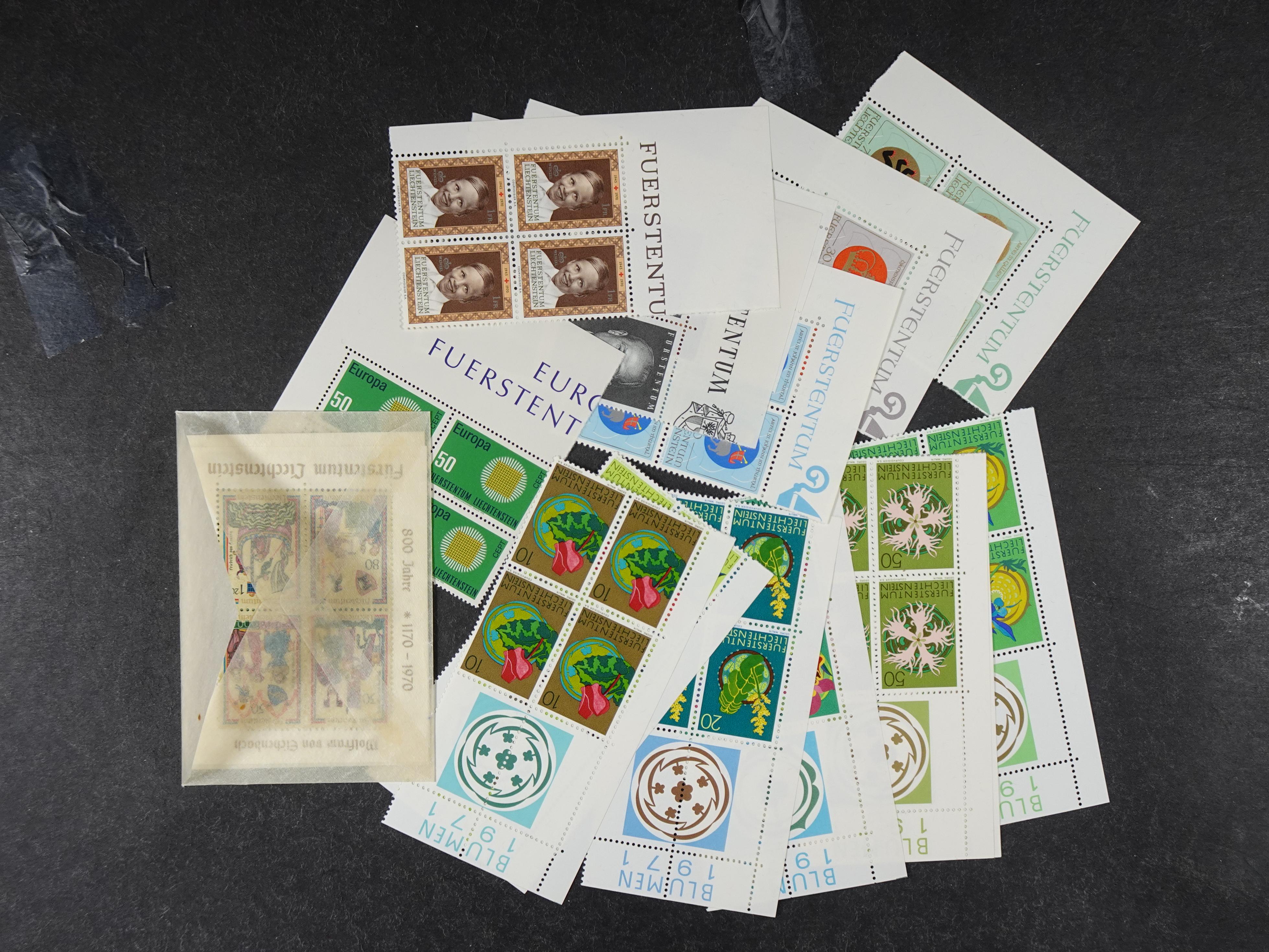 Doos postfrisse materiaal. 
Enorme hoeveelheid onder andere Joegoslavië. Liechtenstein. Etc.
Koopje. 65
