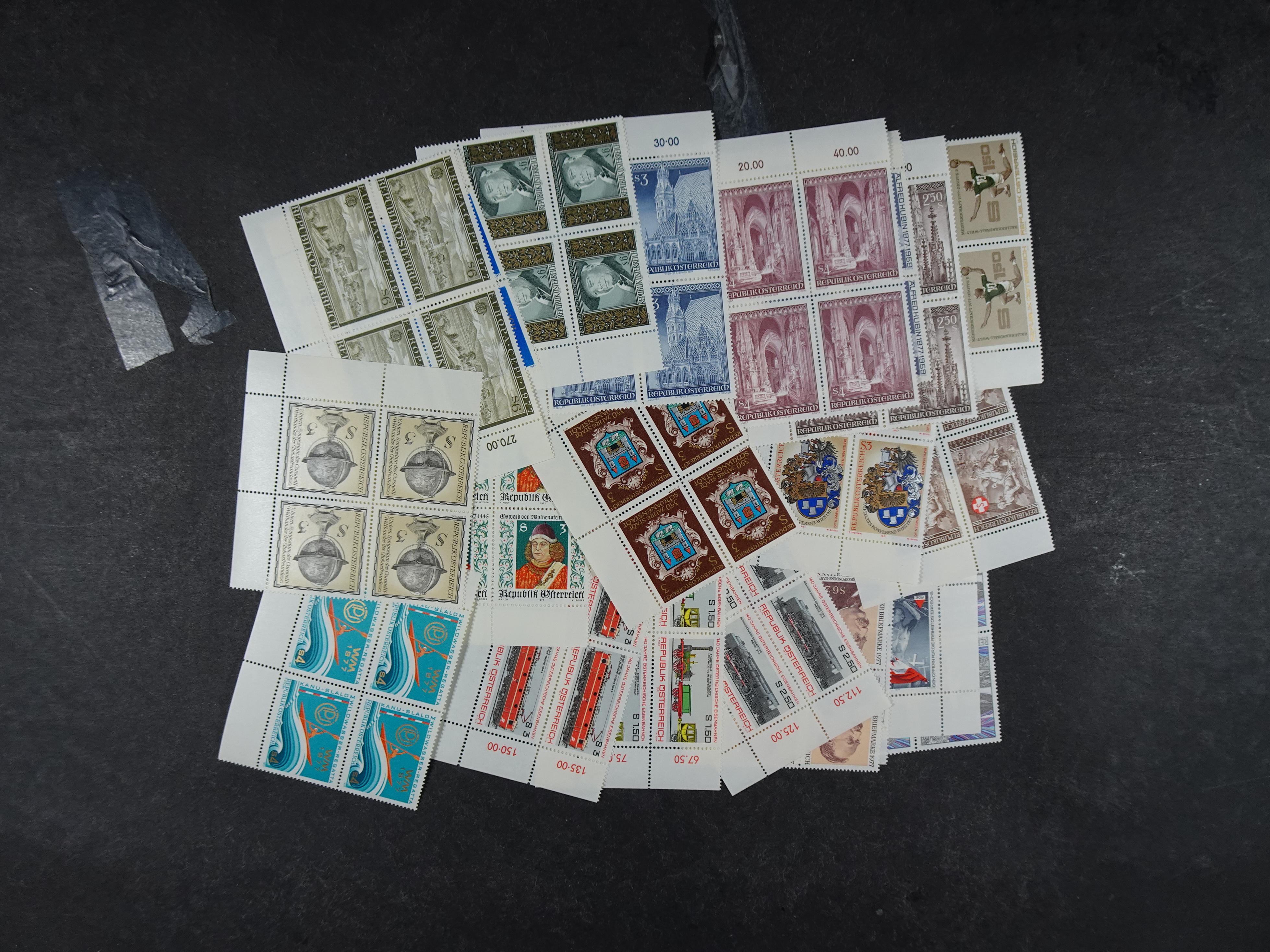 Doos postfrisse materiaal. 
Enorme hoeveelheid onder andere Joegoslavië. Liechtenstein. Etc.
Koopje. 70