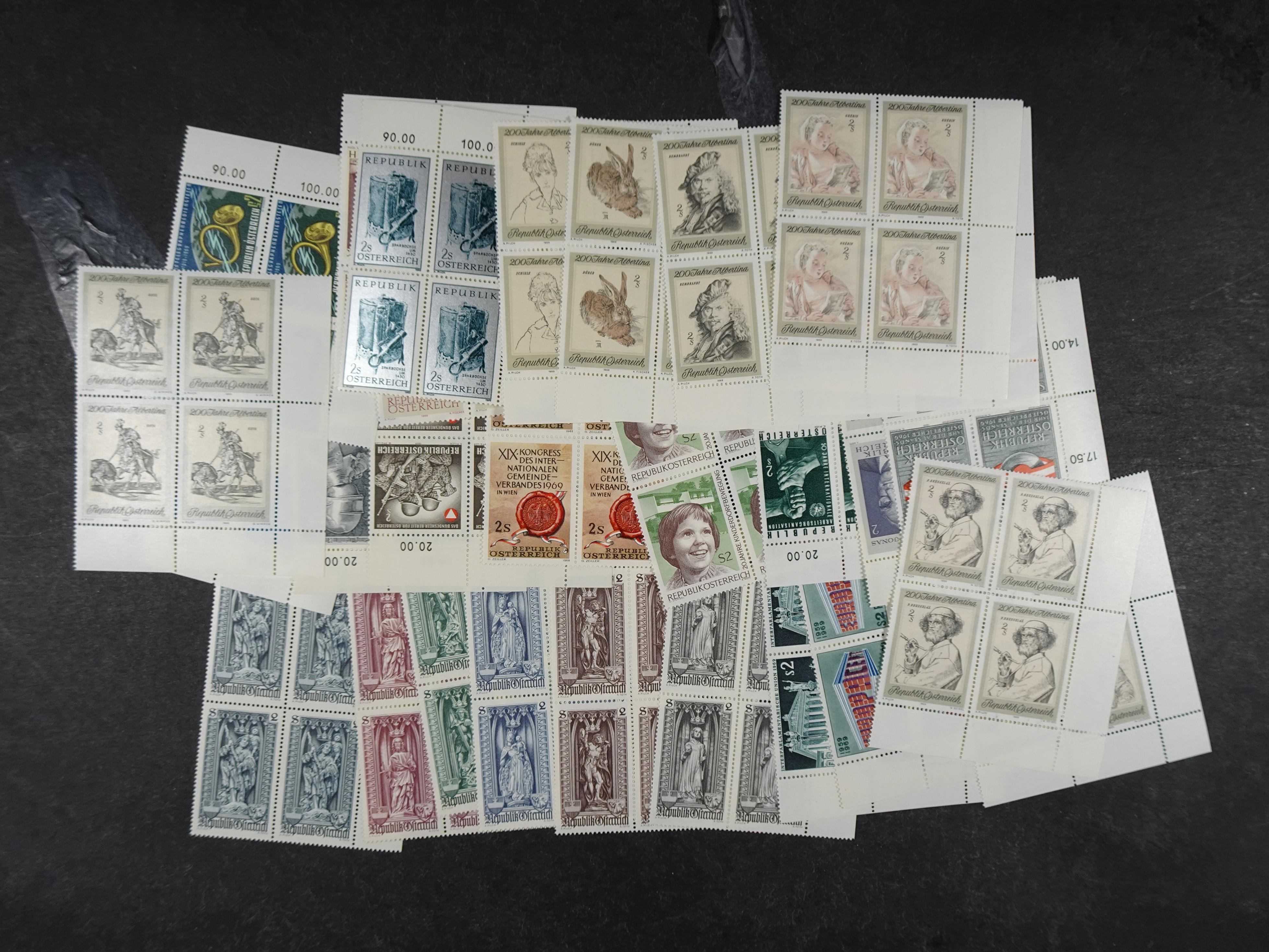 Doos postfrisse materiaal. 
Enorme hoeveelheid onder andere Joegoslavië. Liechtenstein. Etc.
Koopje. 76