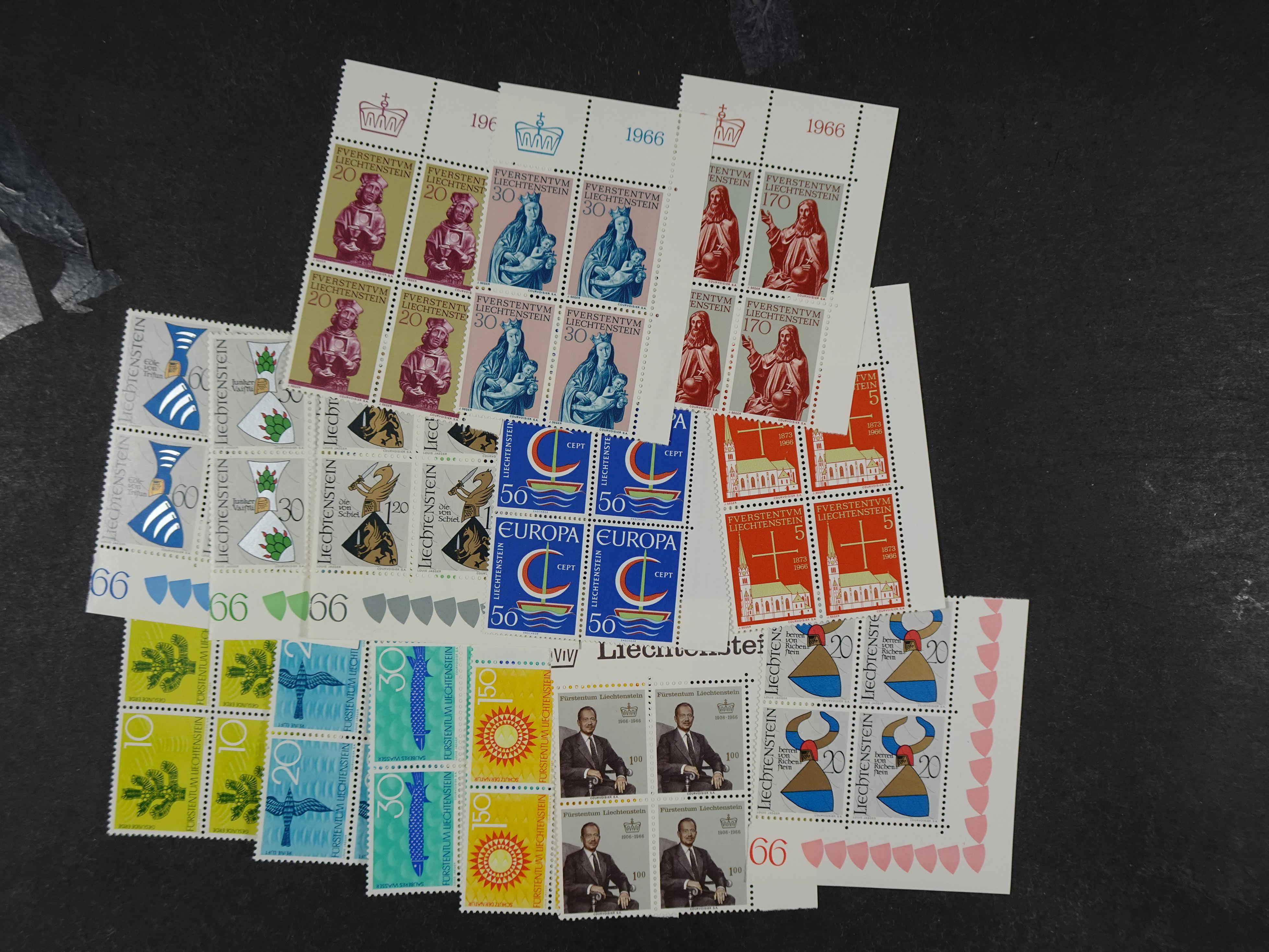 Doos postfrisse materiaal. 
Enorme hoeveelheid onder andere Joegoslavië. Liechtenstein. Etc.
Koopje. 79