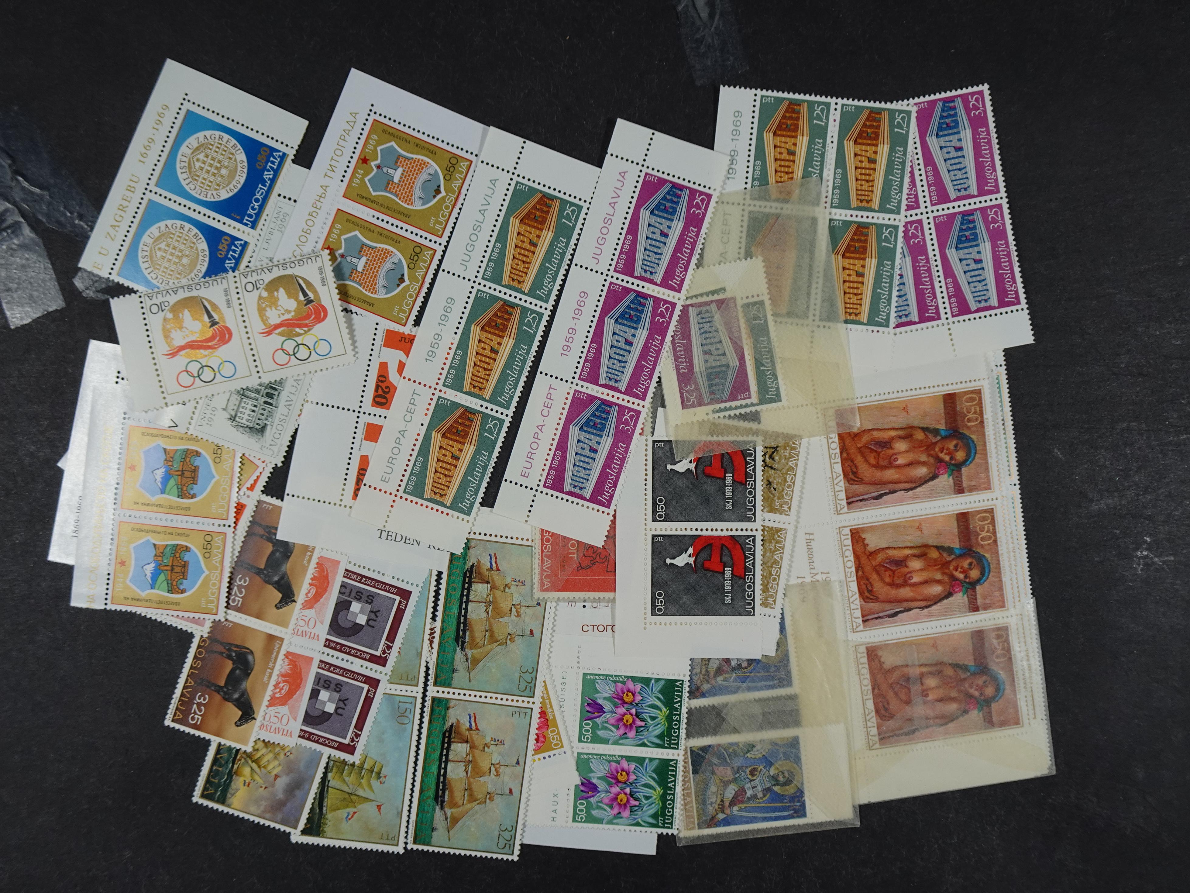 Doos postfrisse materiaal. 
Enorme hoeveelheid onder andere Joegoslavië. Liechtenstein. Etc.
Koopje. 81