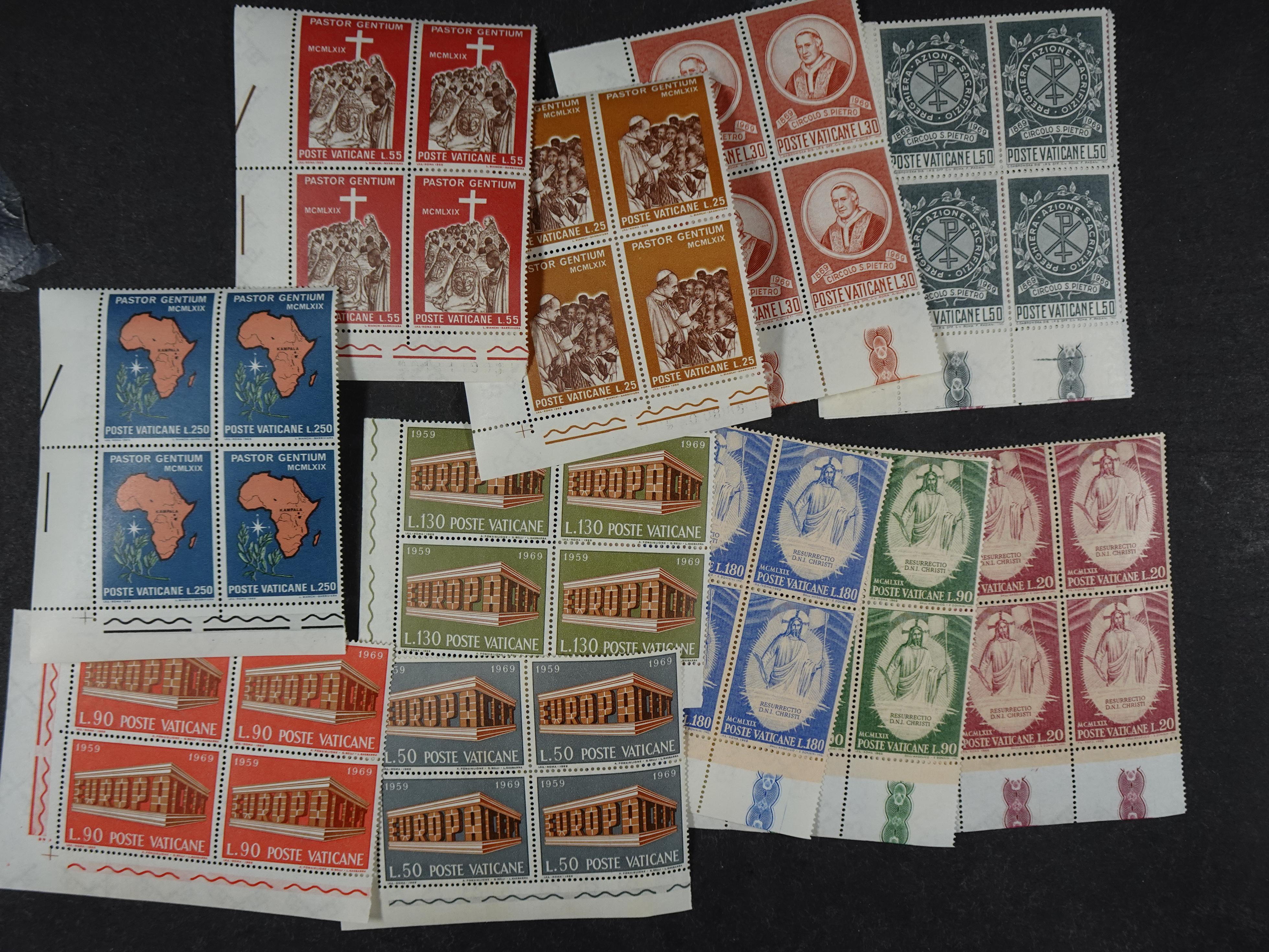 Doos postfrisse materiaal. 
Enorme hoeveelheid onder andere Joegoslavië. Liechtenstein. Etc.
Koopje. 92