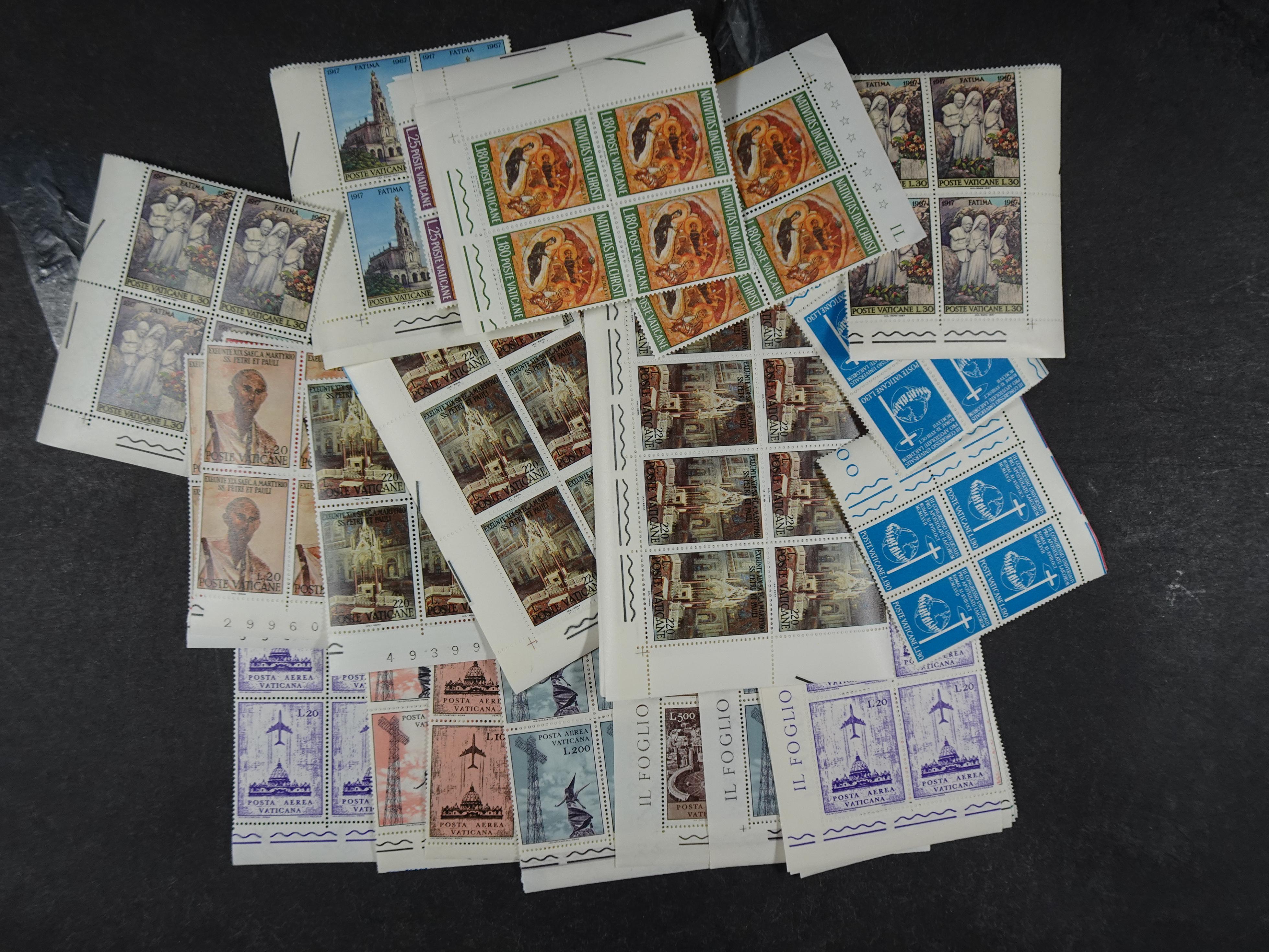 Doos postfrisse materiaal. 
Enorme hoeveelheid onder andere Joegoslavië. Liechtenstein. Etc.
Koopje. 93