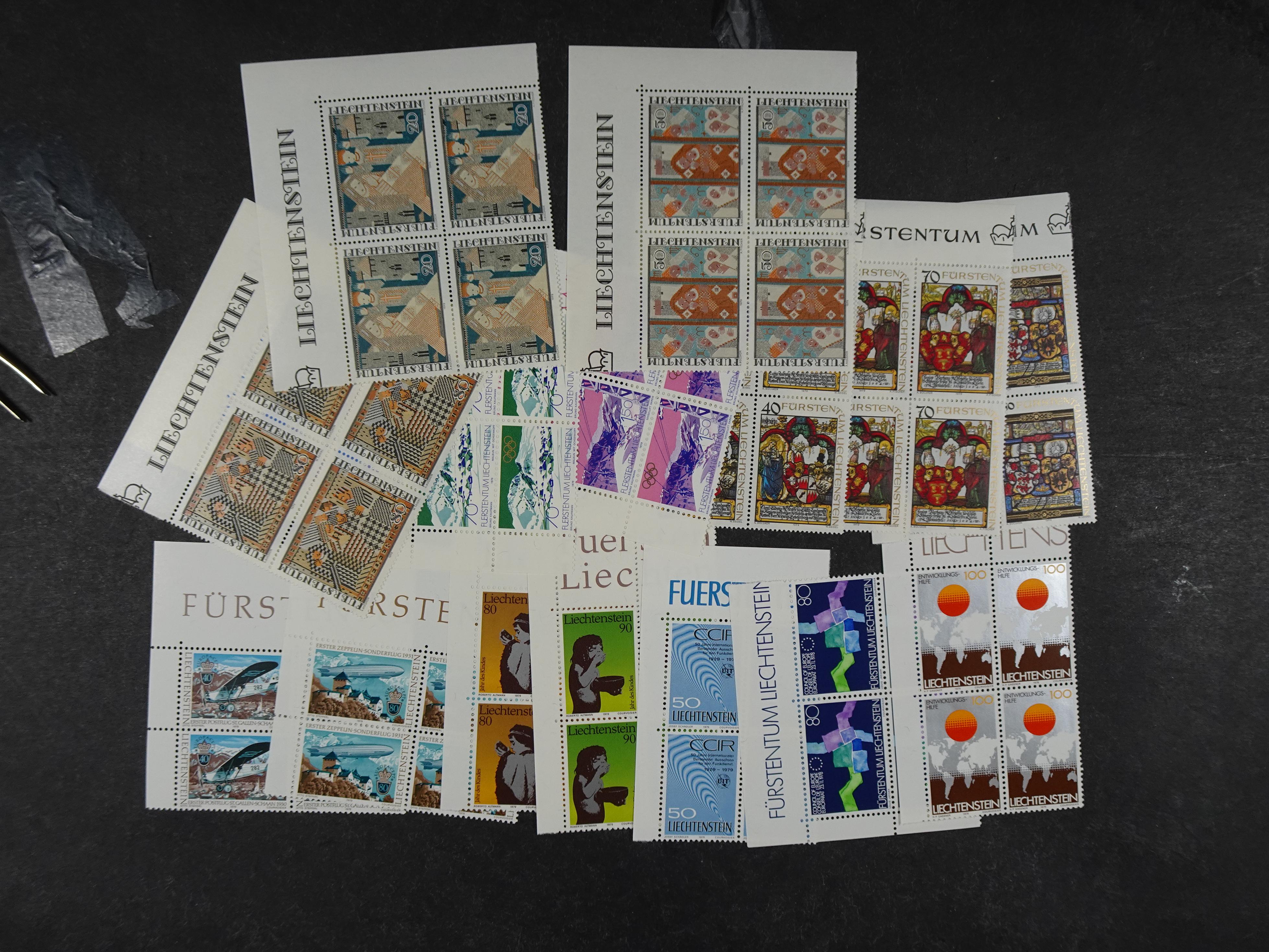 Doos postfrisse materiaal. 
Enorme hoeveelheid onder andere Joegoslavië. Liechtenstein. Etc.
Koopje. 98