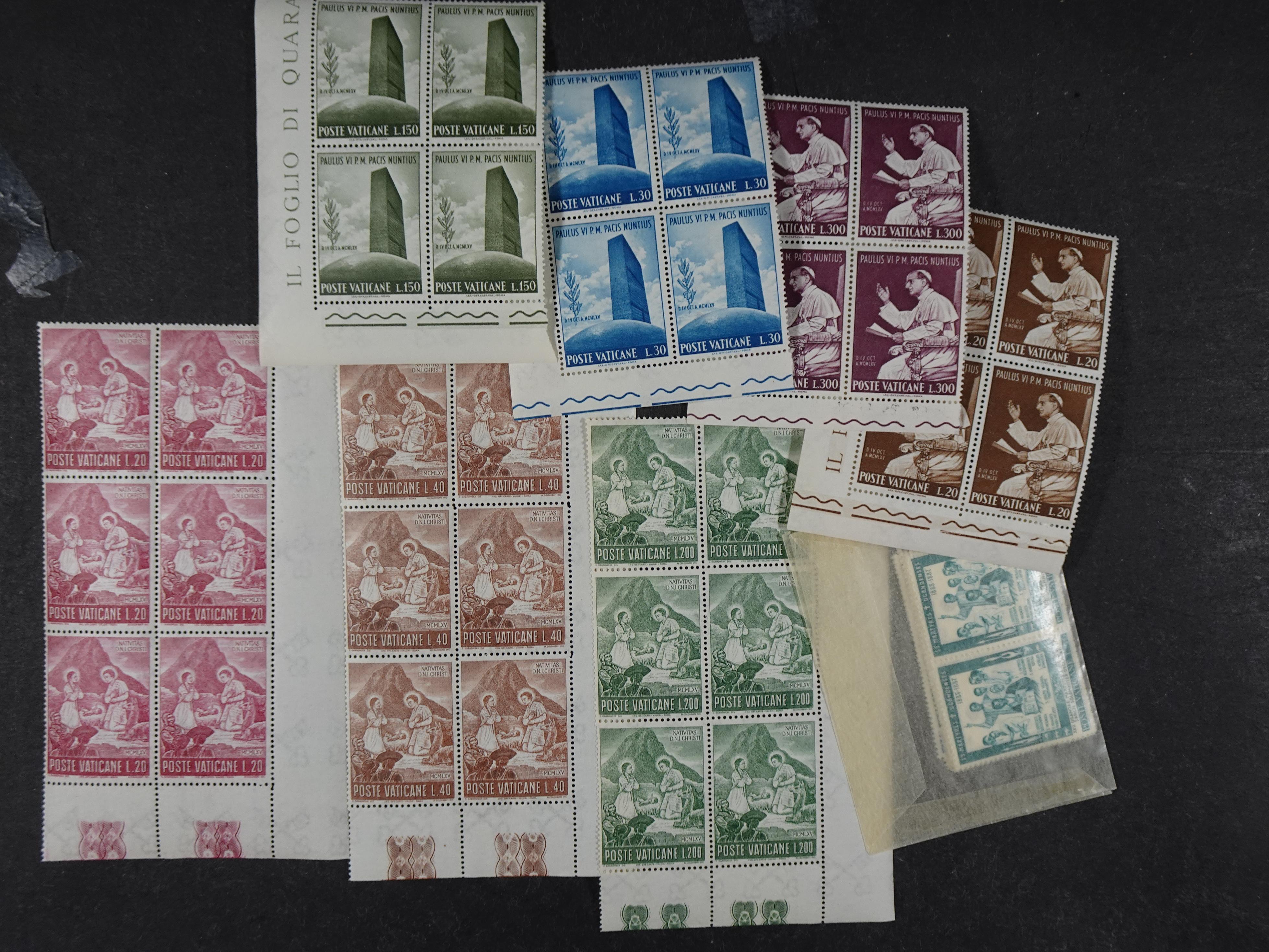 Doos postfrisse materiaal. 
Enorme hoeveelheid onder andere Joegoslavië. Liechtenstein. Etc.
Koopje. 103