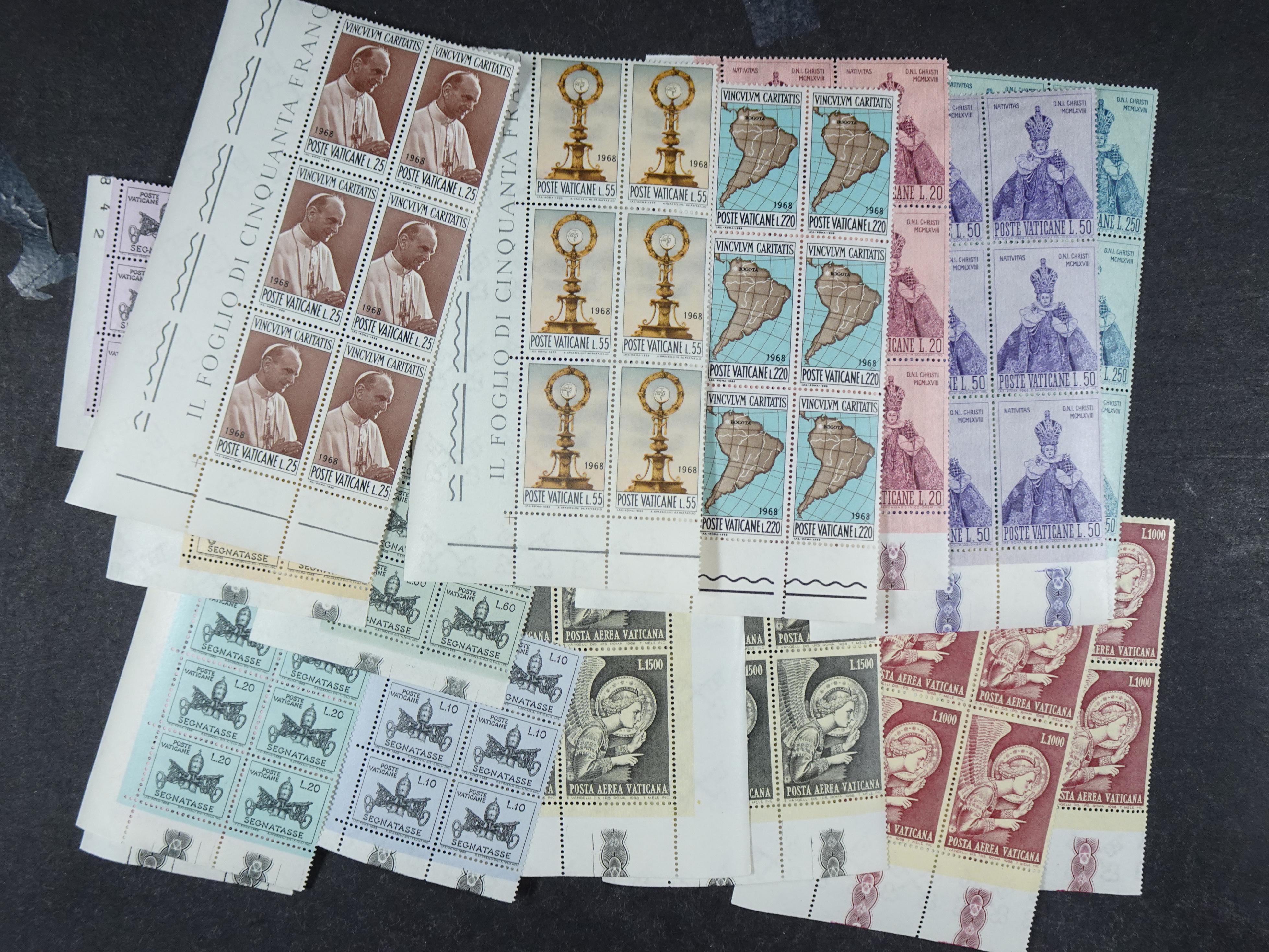 Doos postfrisse materiaal. 
Enorme hoeveelheid onder andere Joegoslavië. Liechtenstein. Etc.
Koopje. 104