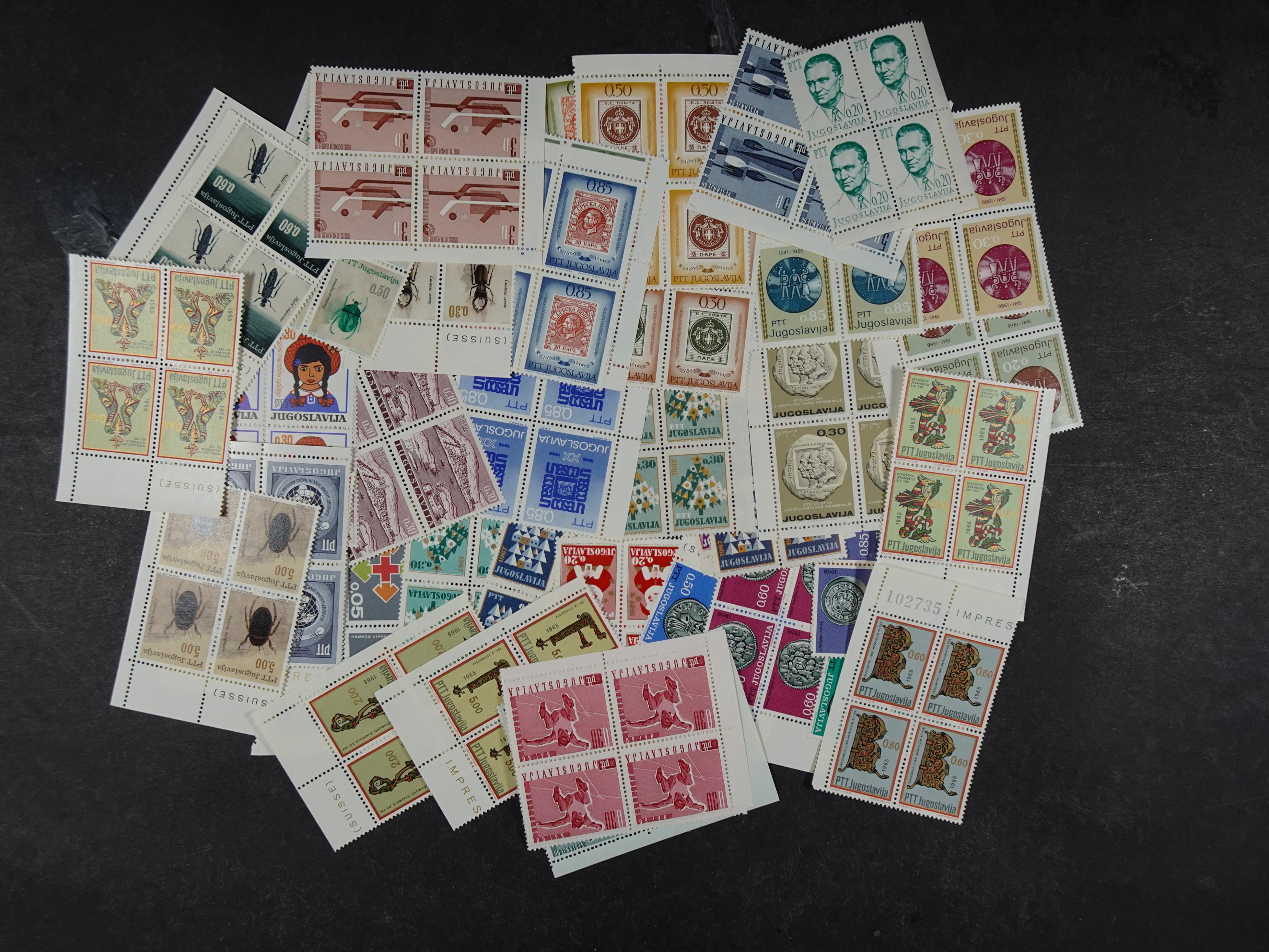 Doos postfrisse materiaal. 
Enorme hoeveelheid onder andere Joegoslavië. Liechtenstein. Etc.
Koopje. 105