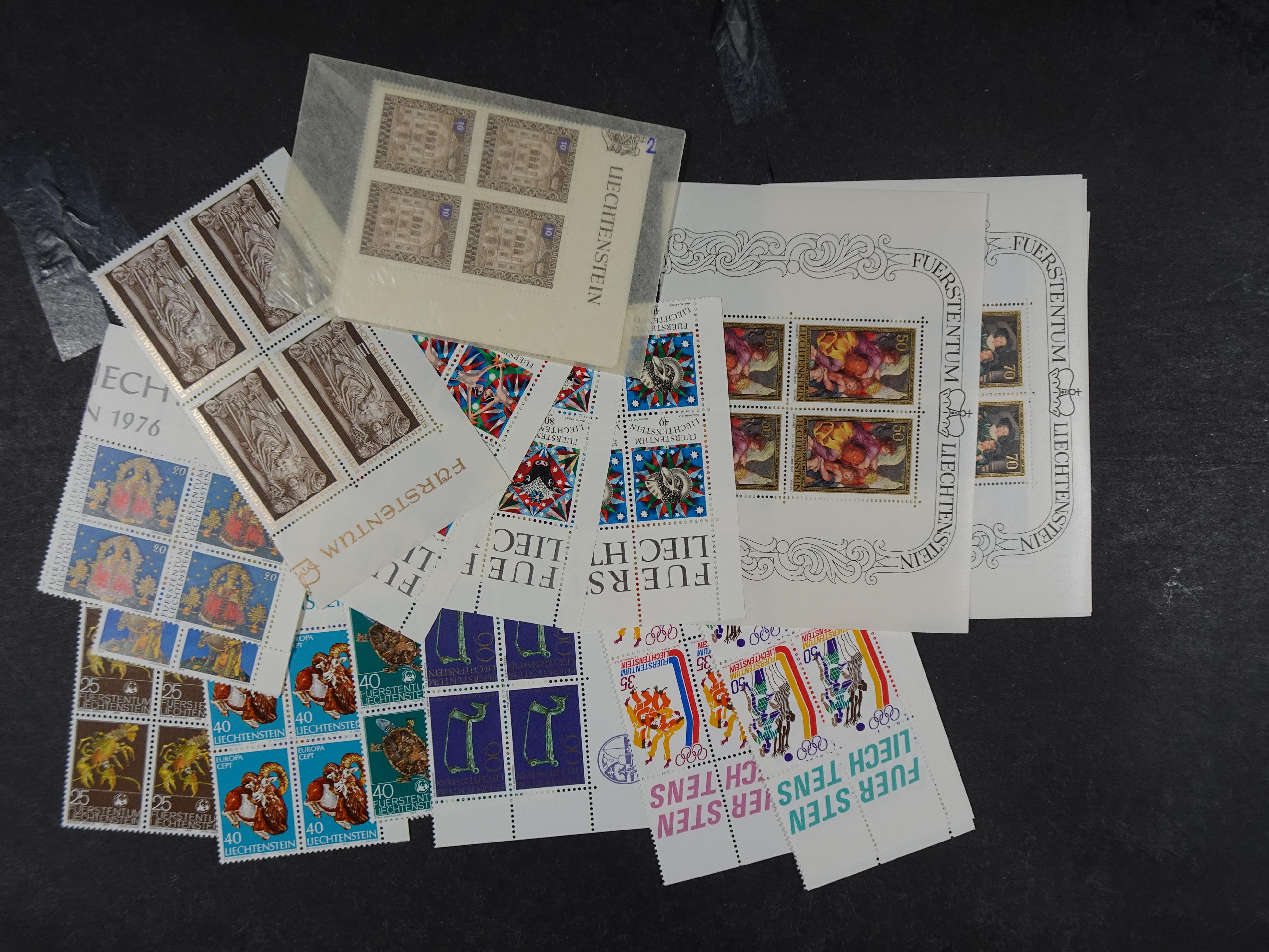 Doos postfrisse materiaal. 
Enorme hoeveelheid onder andere Joegoslavië. Liechtenstein. Etc.
Koopje. 106