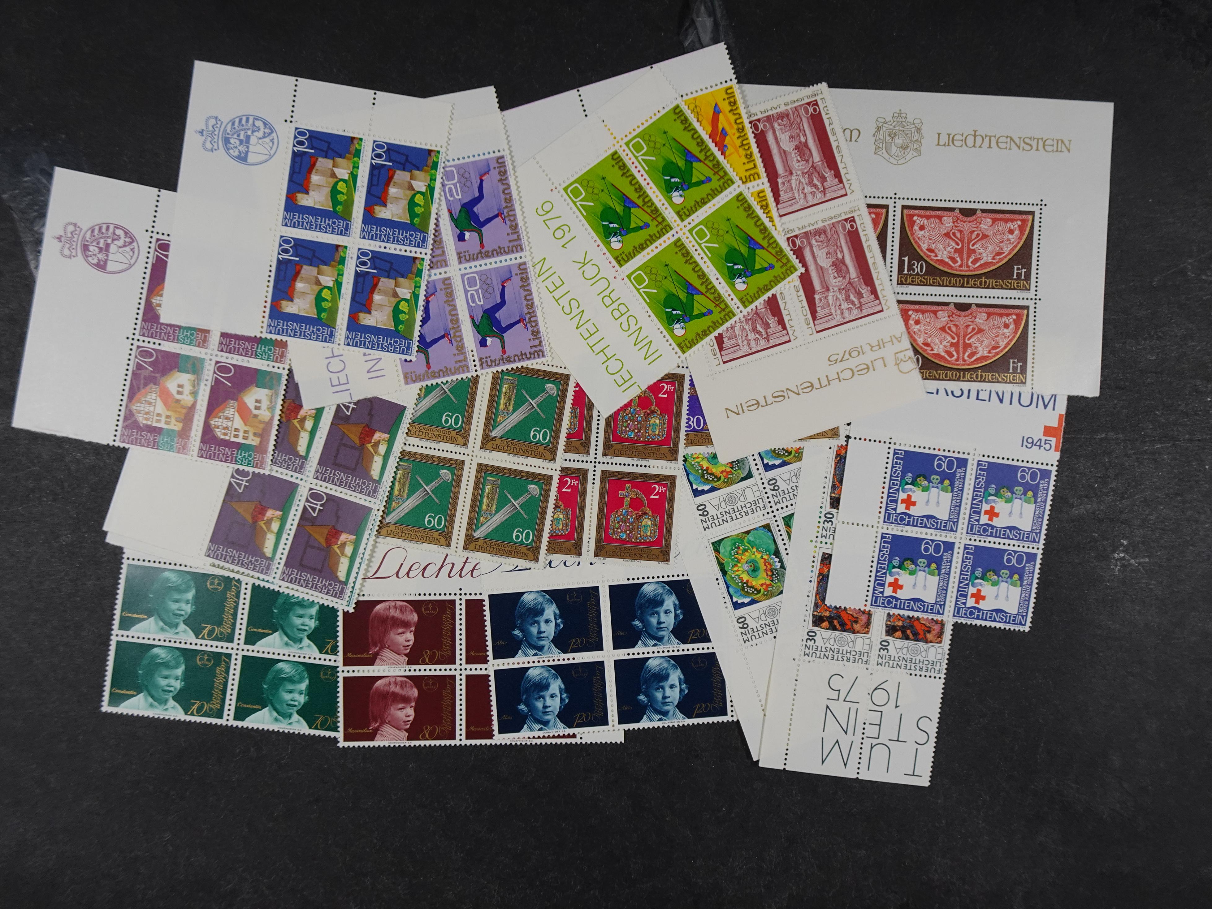 Doos postfrisse materiaal. 
Enorme hoeveelheid onder andere Joegoslavië. Liechtenstein. Etc.
Koopje. 107