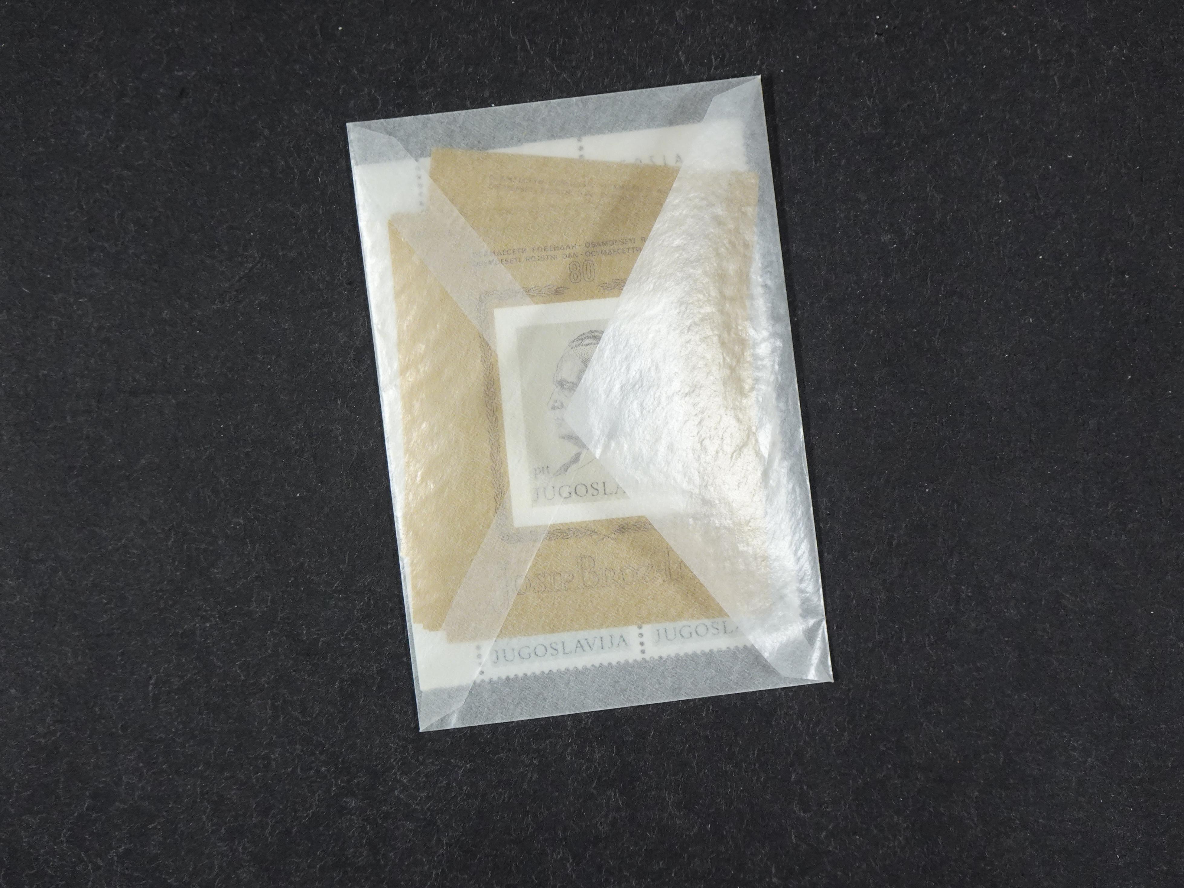 Doos postfrisse materiaal. 
Enorme hoeveelheid onder andere Joegoslavië. Liechtenstein. Etc.
Koopje. 108