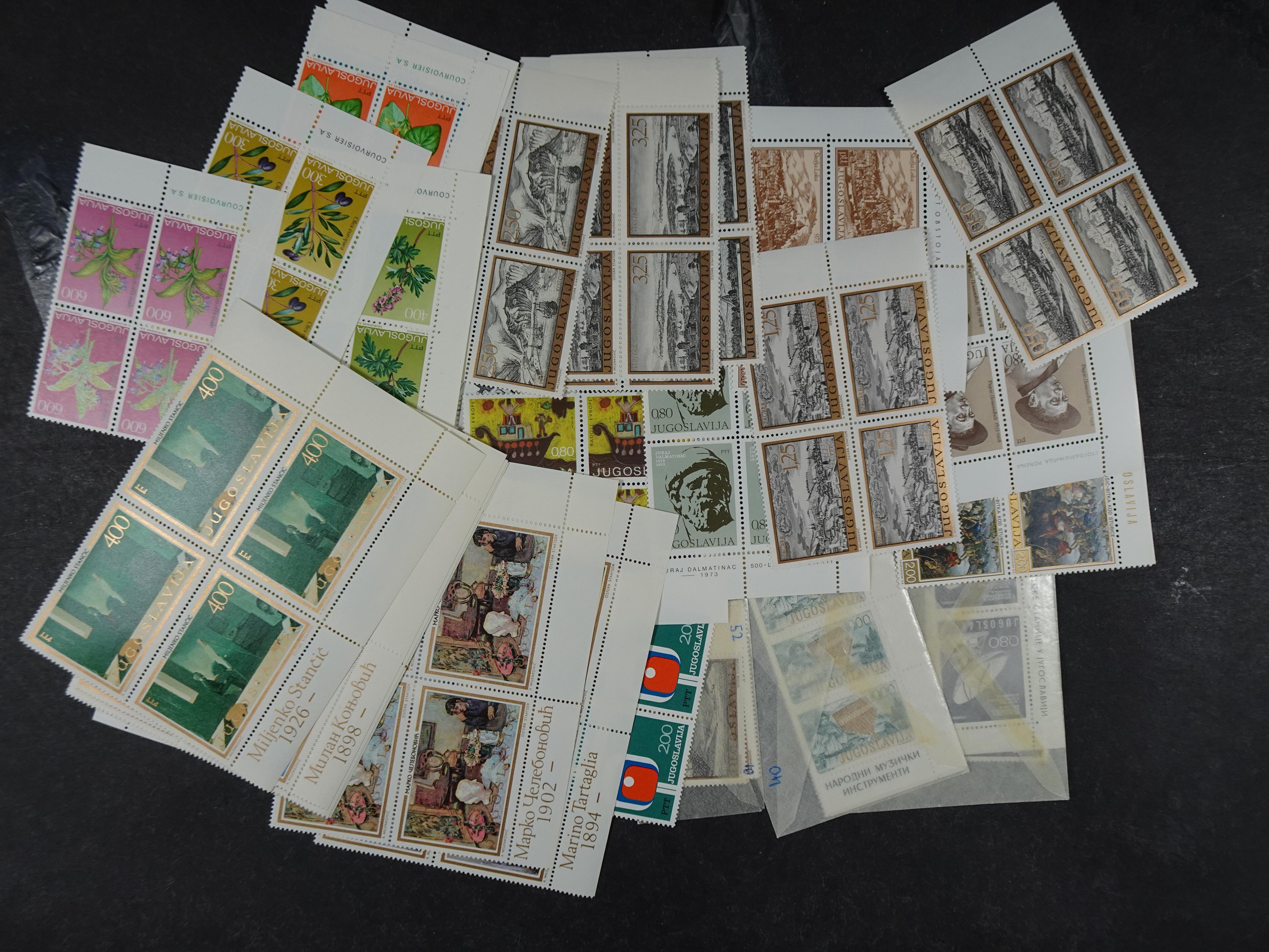 Doos postfrisse materiaal. 
Enorme hoeveelheid onder andere Joegoslavië. Liechtenstein. Etc.
Koopje. 111