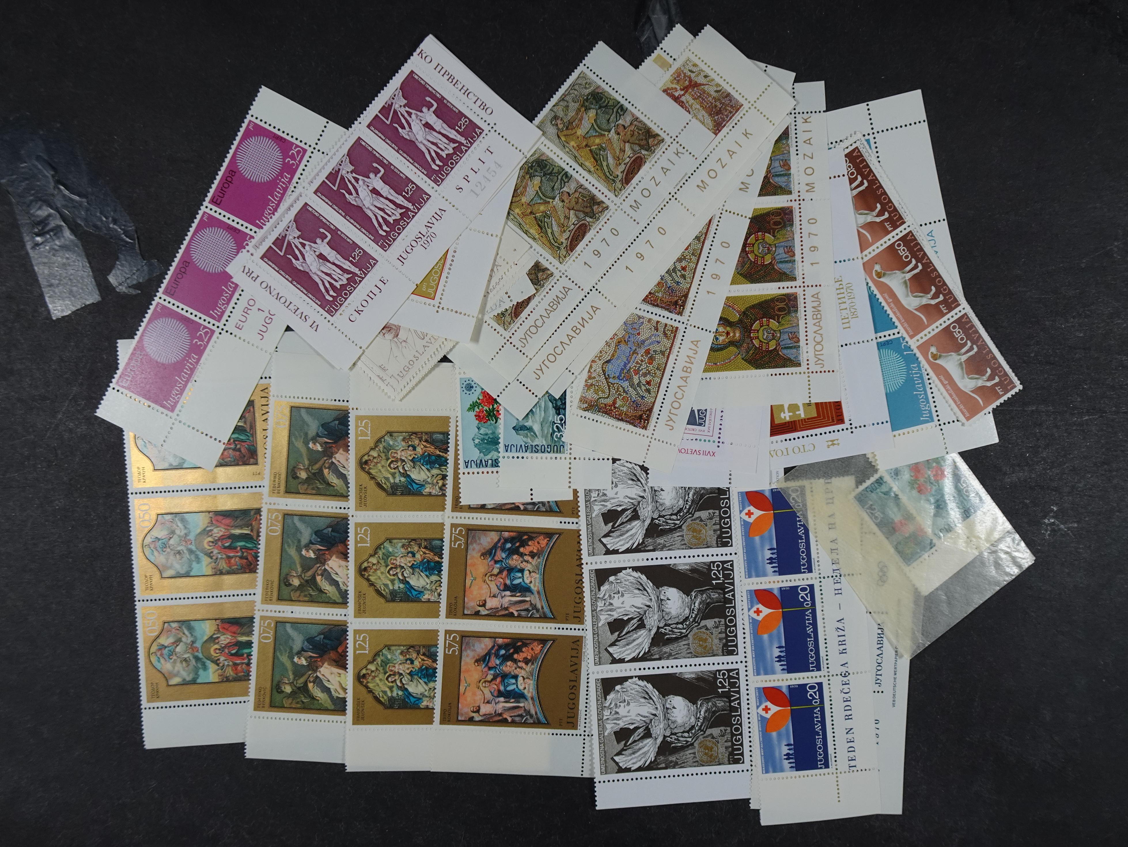 Doos postfrisse materiaal. 
Enorme hoeveelheid onder andere Joegoslavië. Liechtenstein. Etc.
Koopje. 112