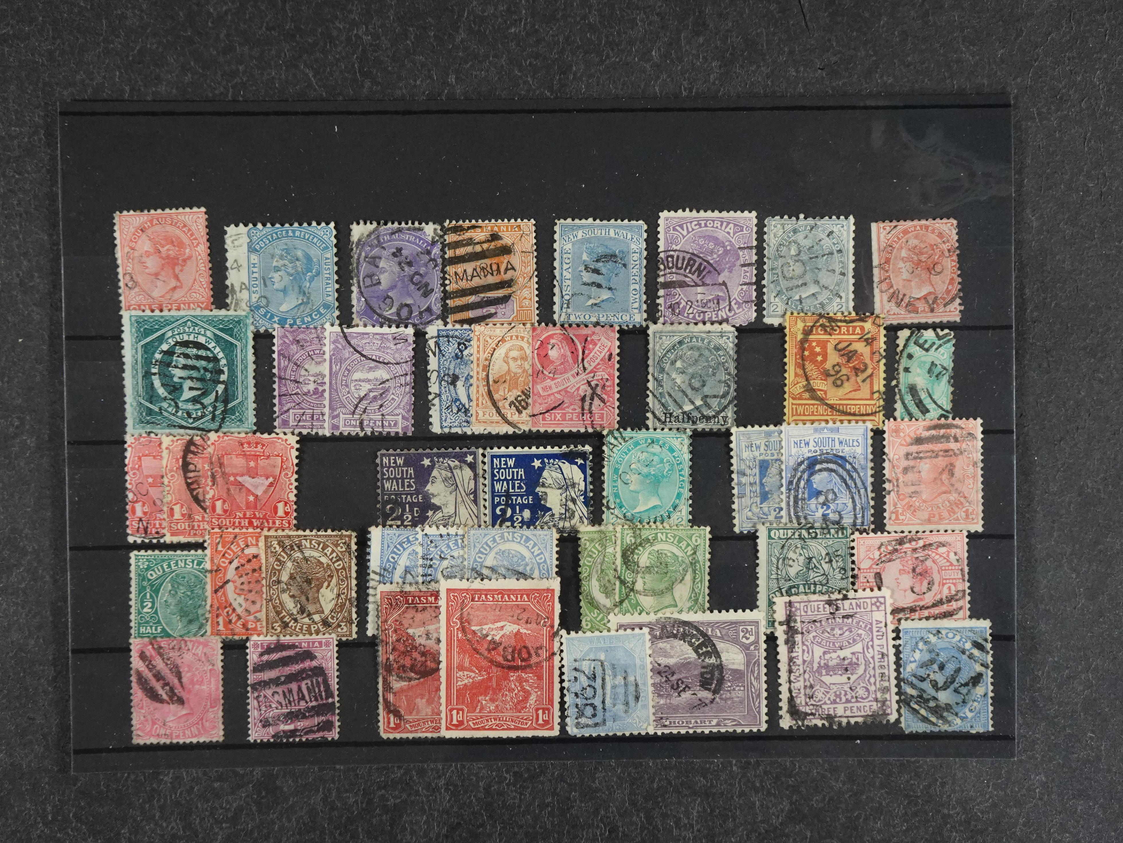 Prachtige collectie div, deels Australische staten waar onder beter materiaal en sommige prachtige stempels.
Zeer bijzonder.