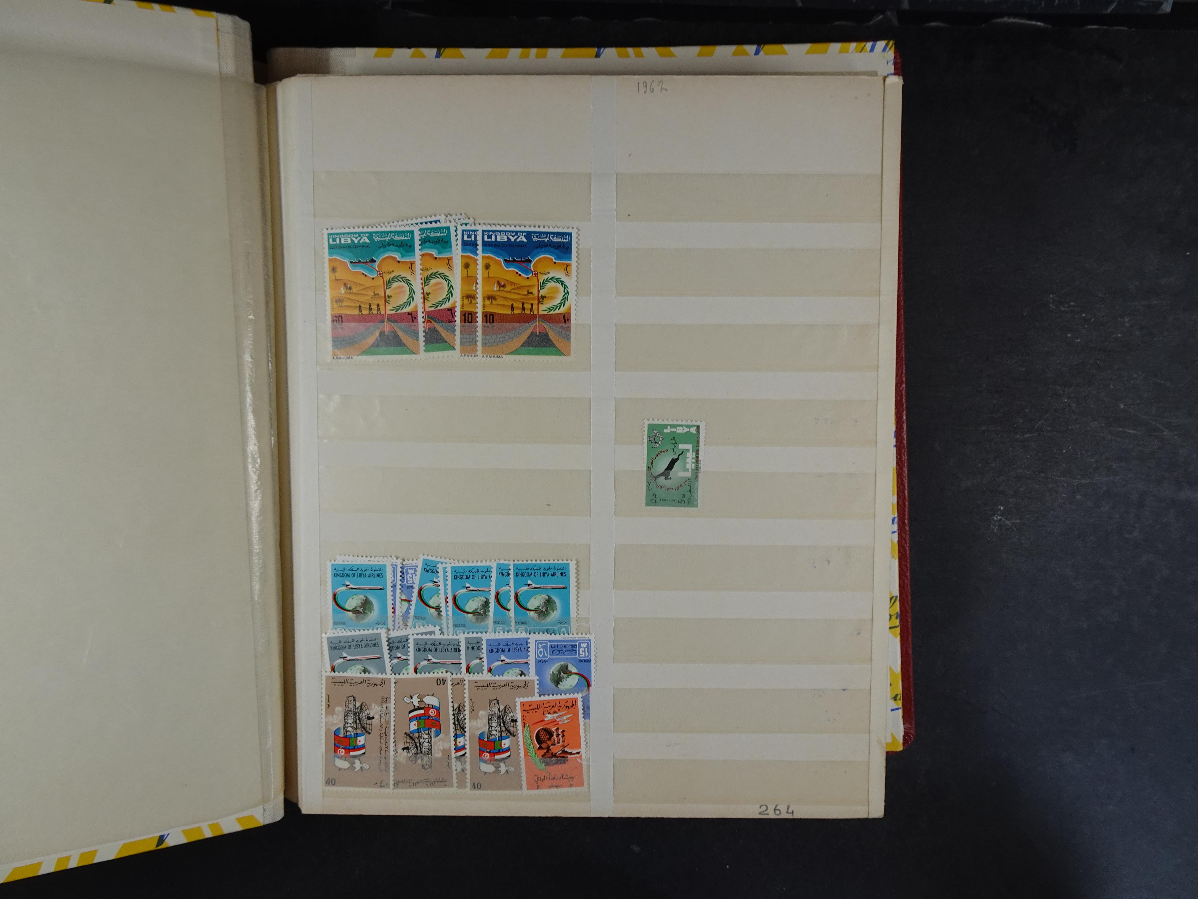 Voorraad boek met prachtig postfris materiaal waar onder complete betere series. Niet vaak aangeboden.