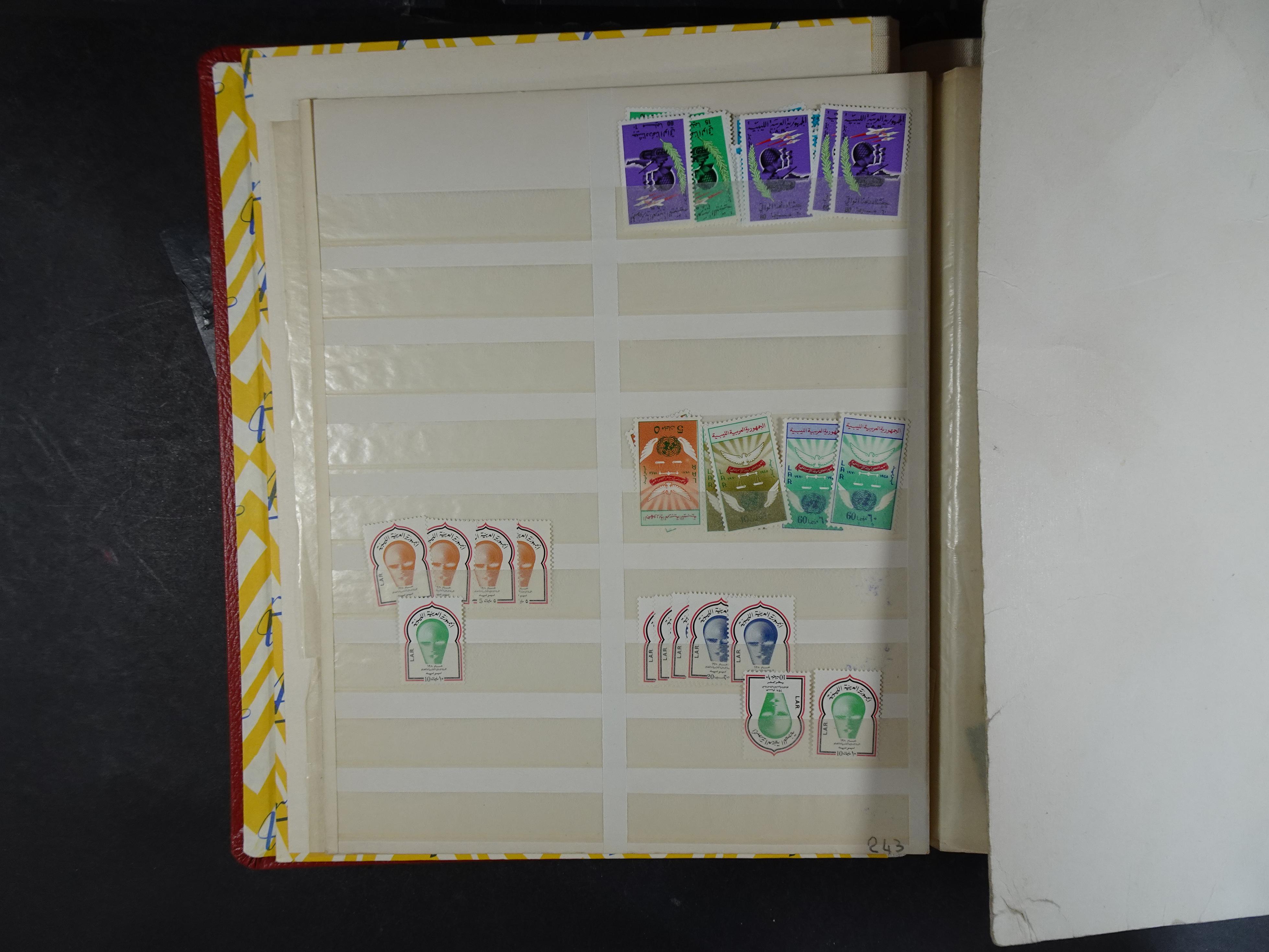 Voorraad boek met prachtig postfris materiaal waar onder complete betere series. Niet vaak aangeboden. 2