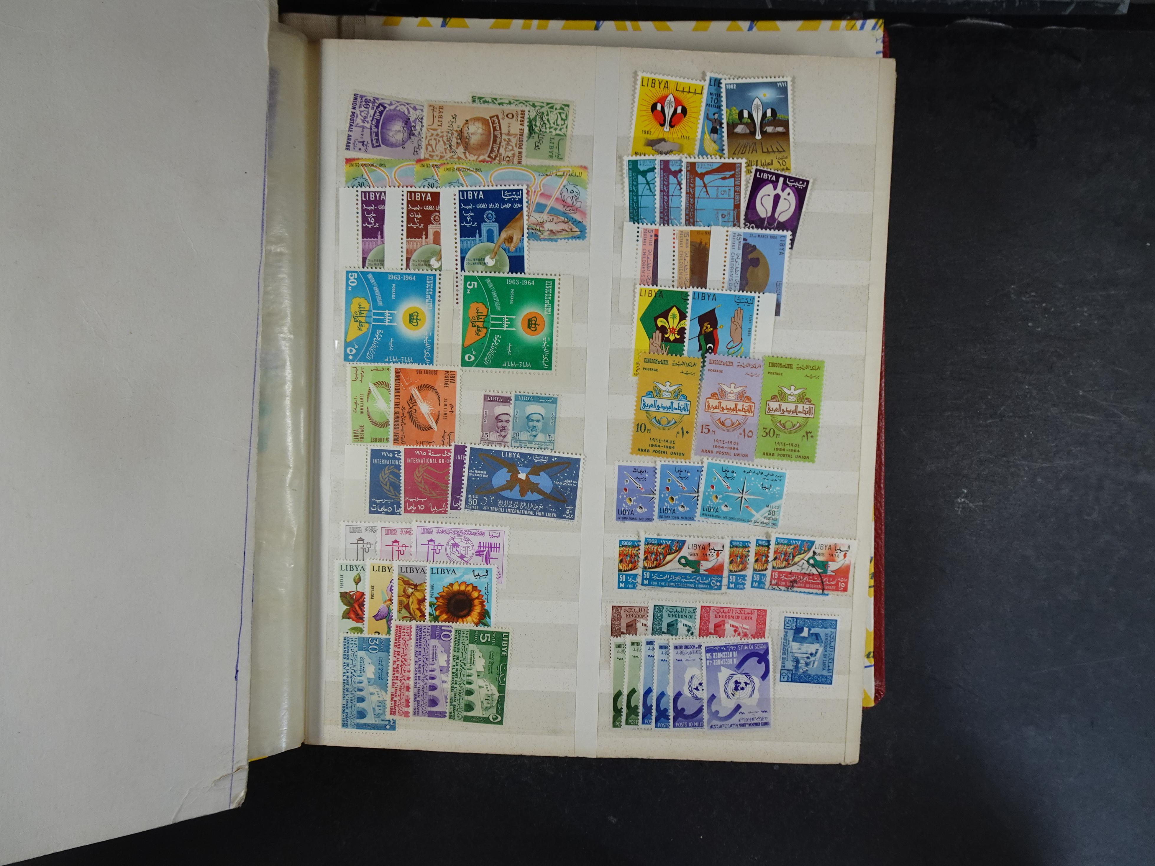 Voorraad boek met prachtig postfris materiaal waar onder complete betere series. Niet vaak aangeboden. 3