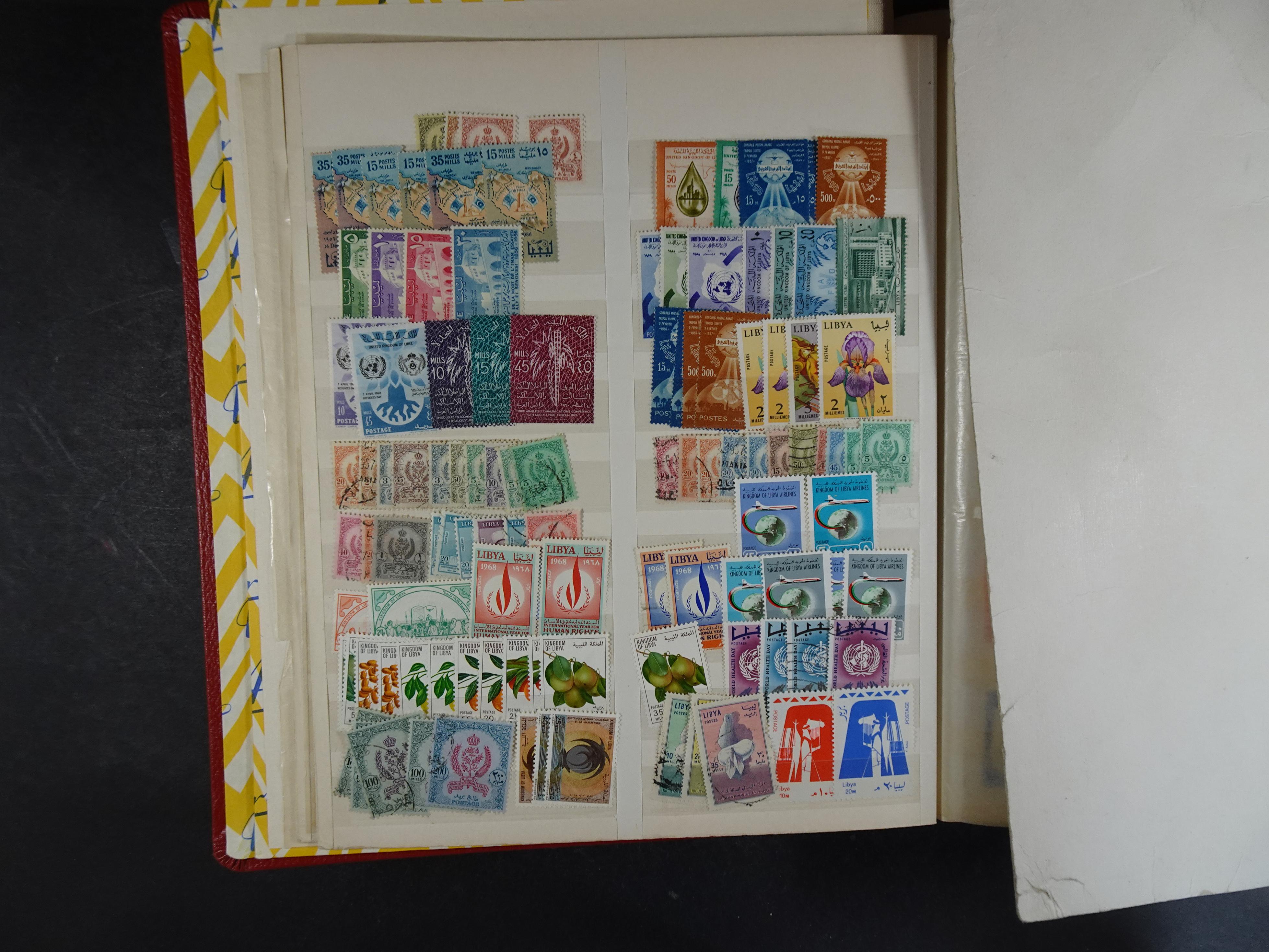 Voorraad boek met prachtig postfris materiaal waar onder complete betere series. Niet vaak aangeboden. 4