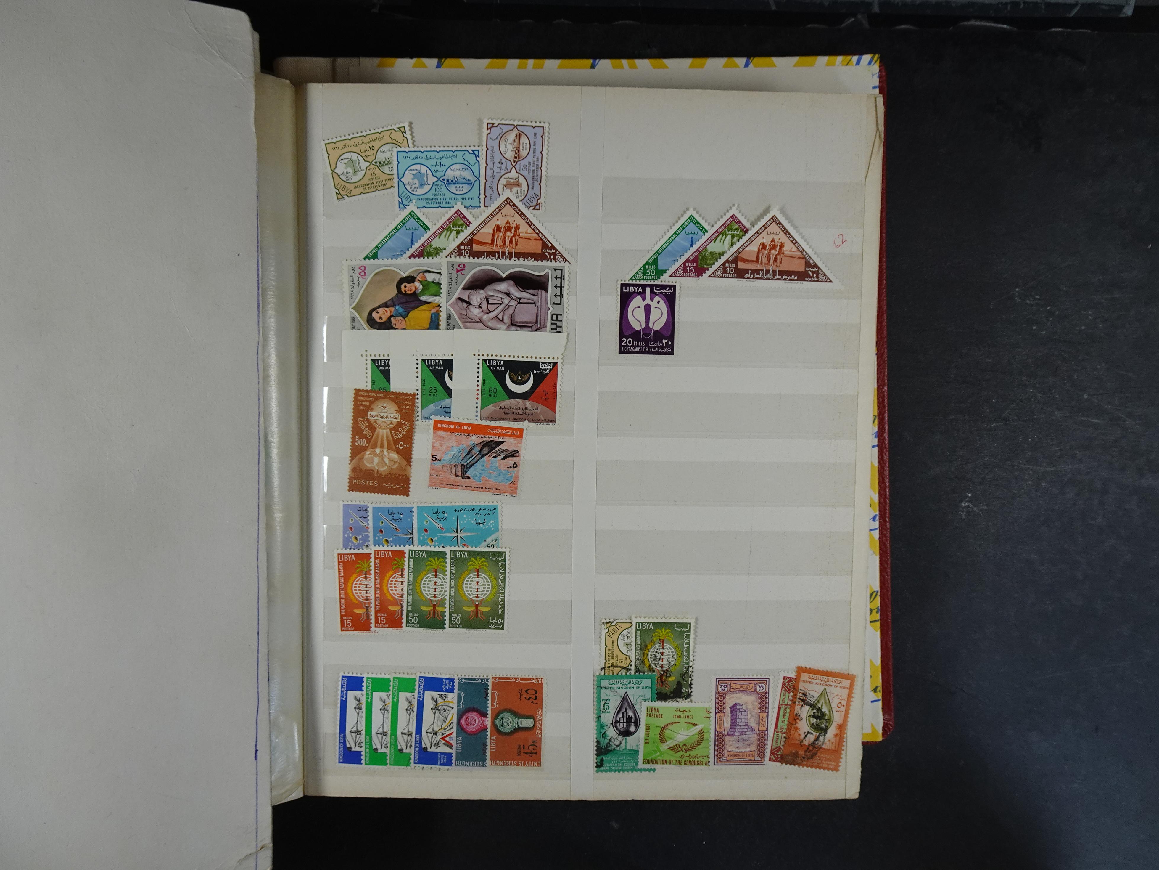 Voorraad boek met prachtig postfris materiaal waar onder complete betere series. Niet vaak aangeboden. 5